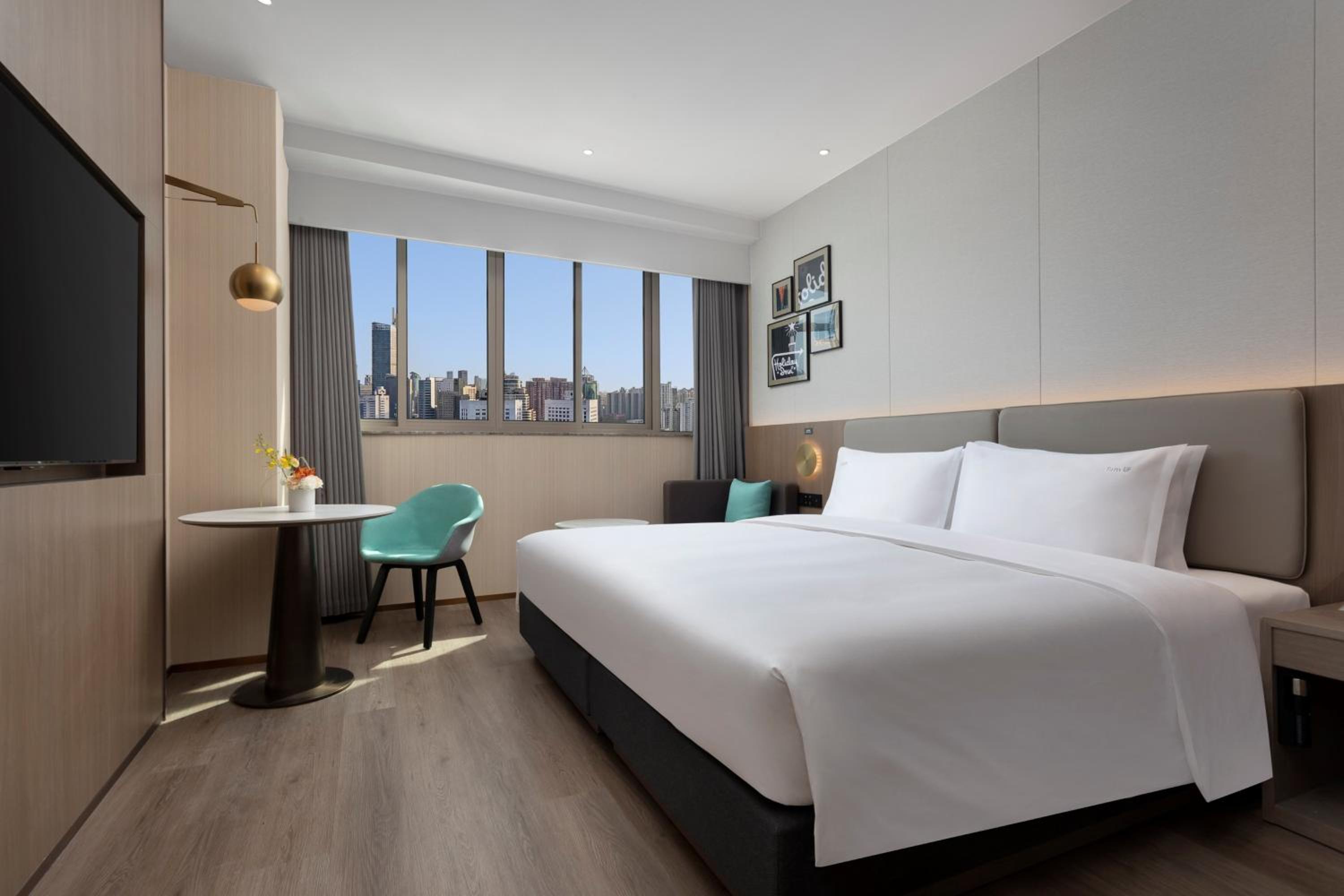 Standard King Room with City View thumbnail 6