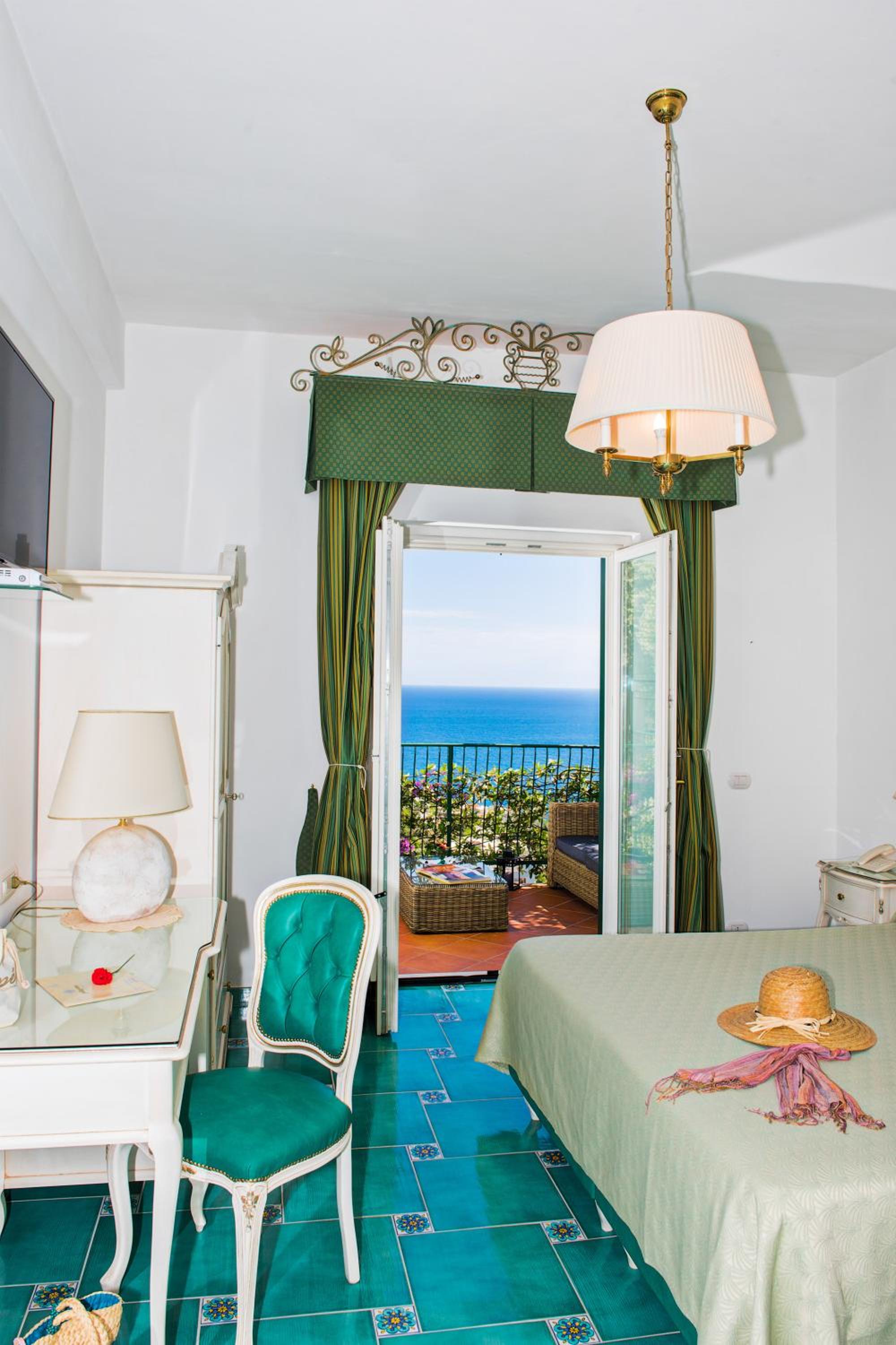 Deluxe Triple Room with Sea View - Photo 7