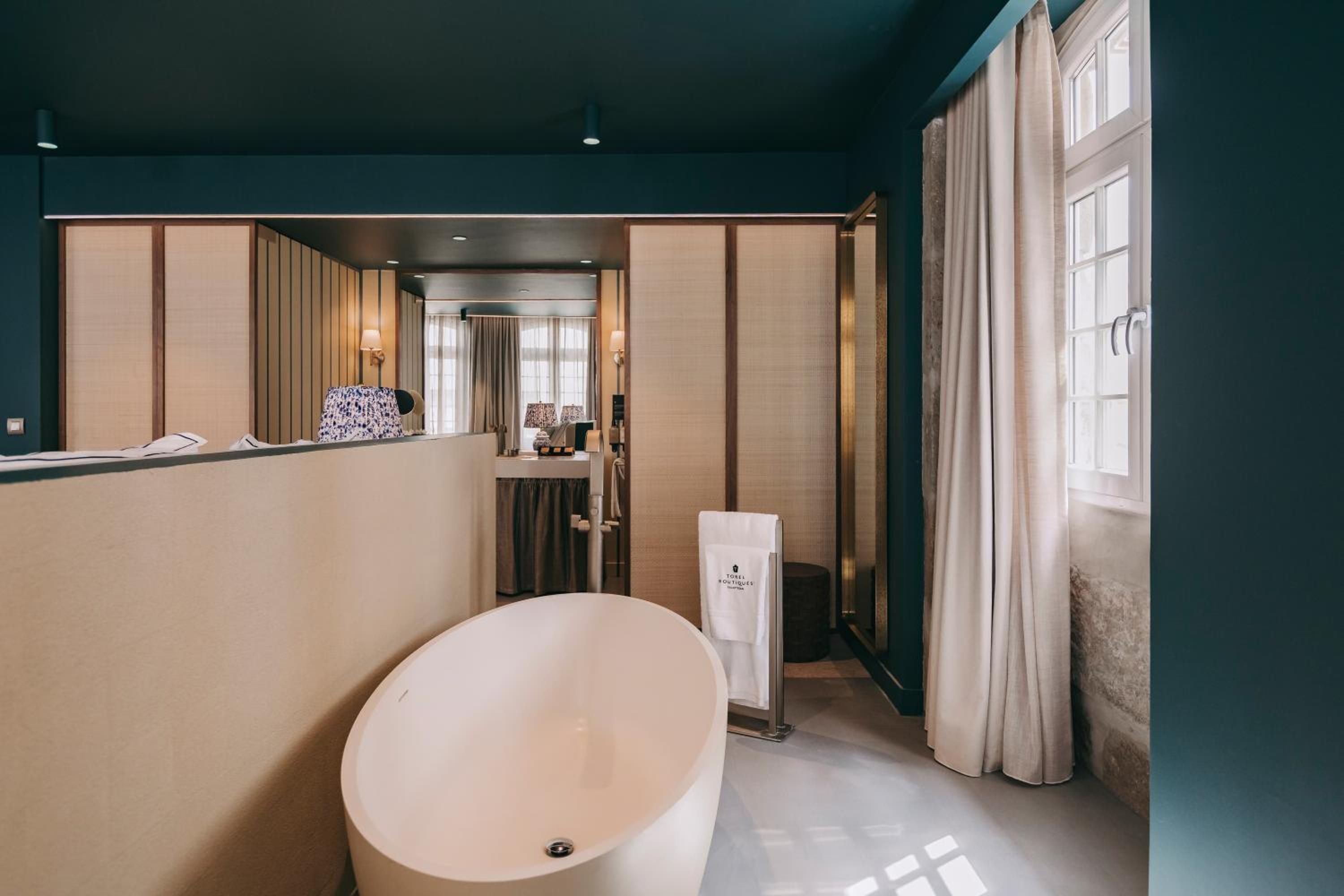 Deluxe Suite with Bathtub - Photo 1