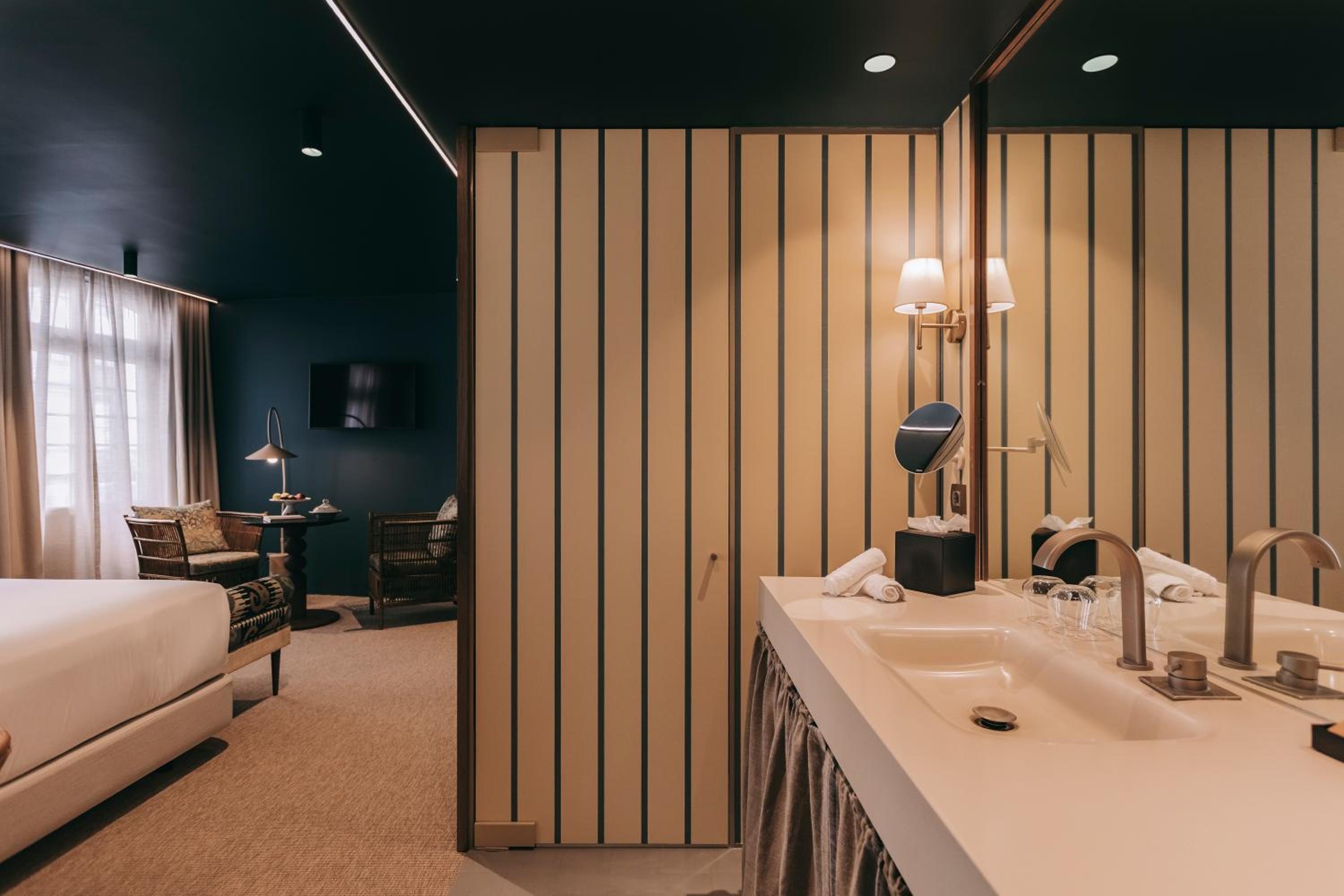 Deluxe Suite with Bathtub - Photo 2