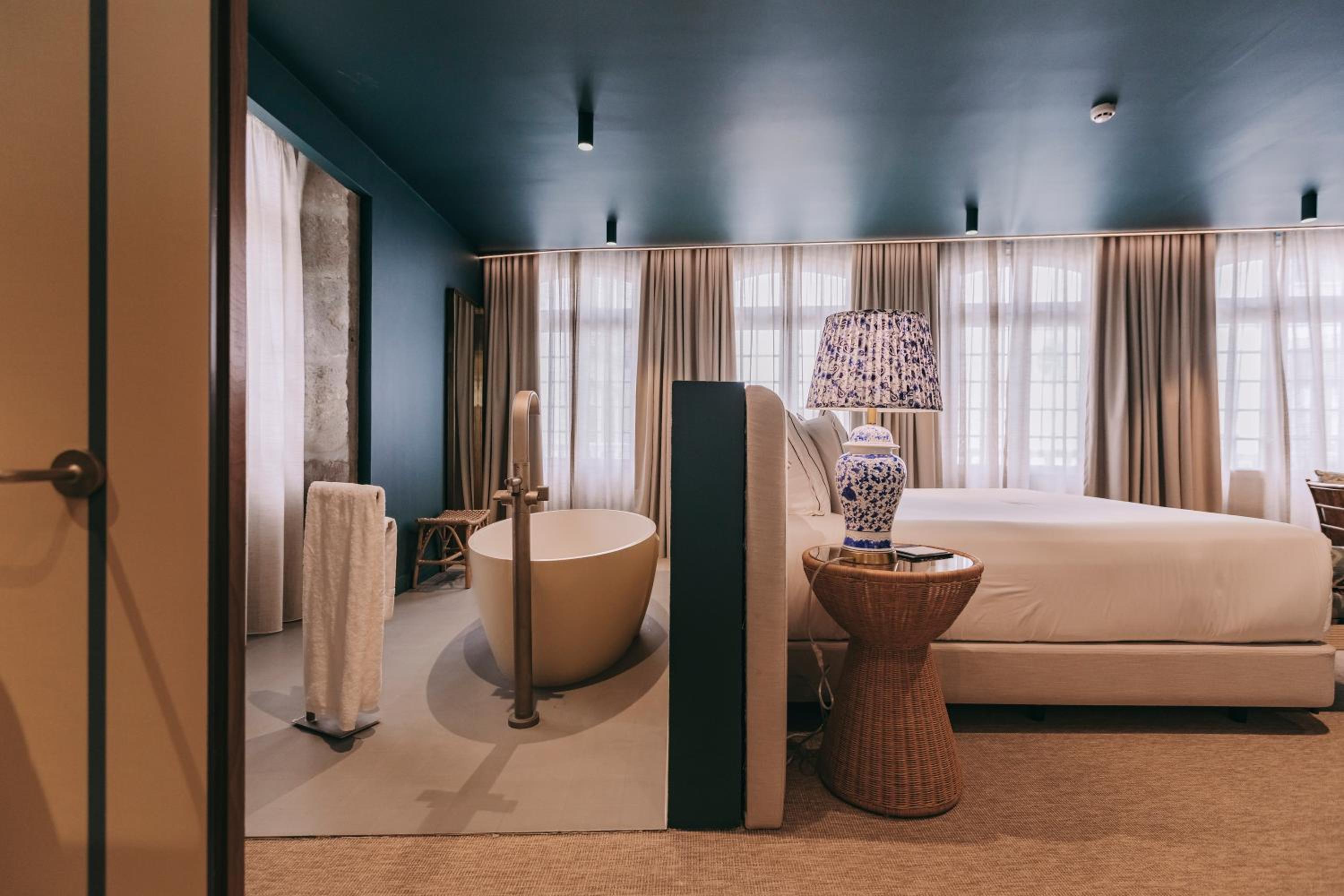 Deluxe Suite with Bathtub - Photo 6