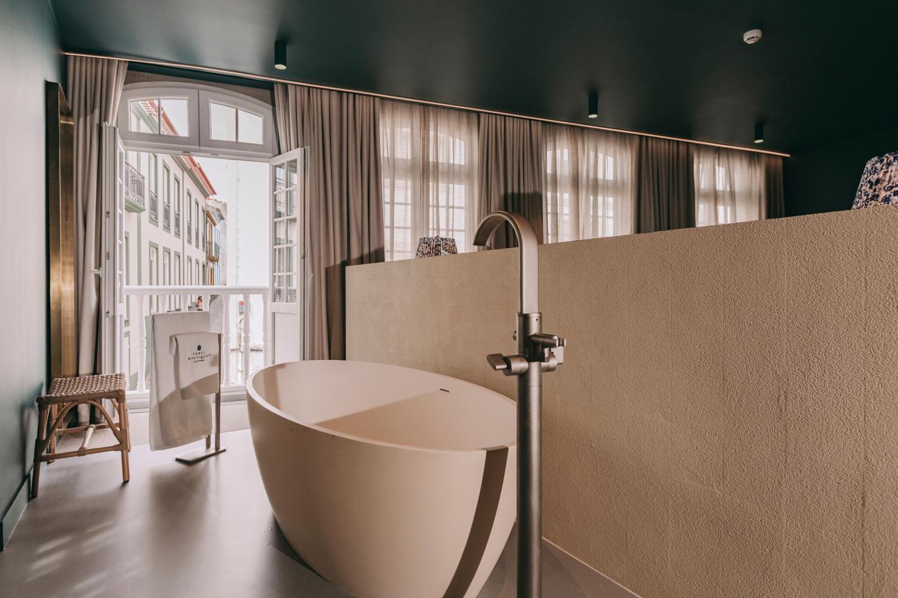 Deluxe Suite with Bathtub - Photo 7