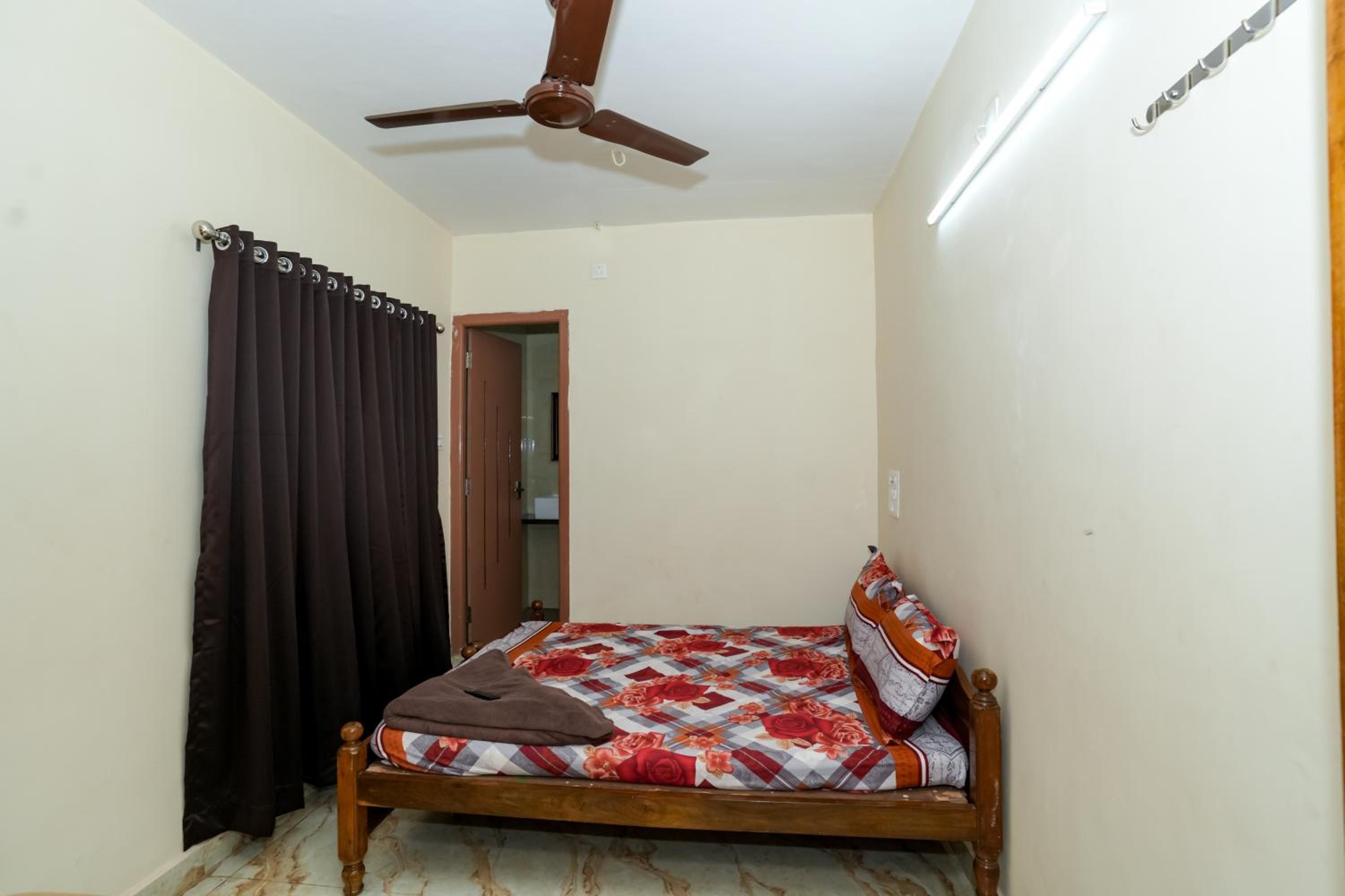 Budget Double Room - Photo 6