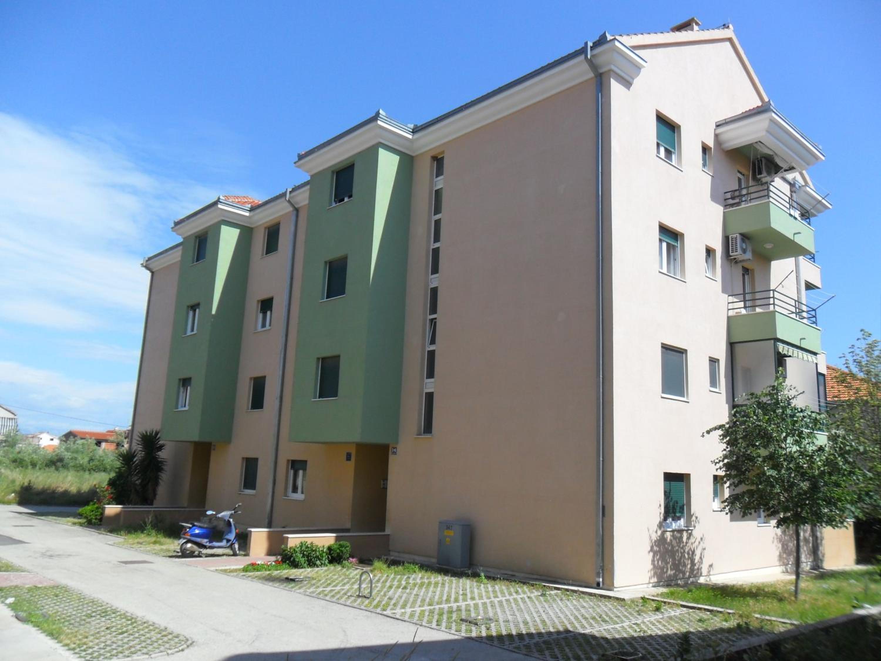 Apartment with Terrace - Photo 8