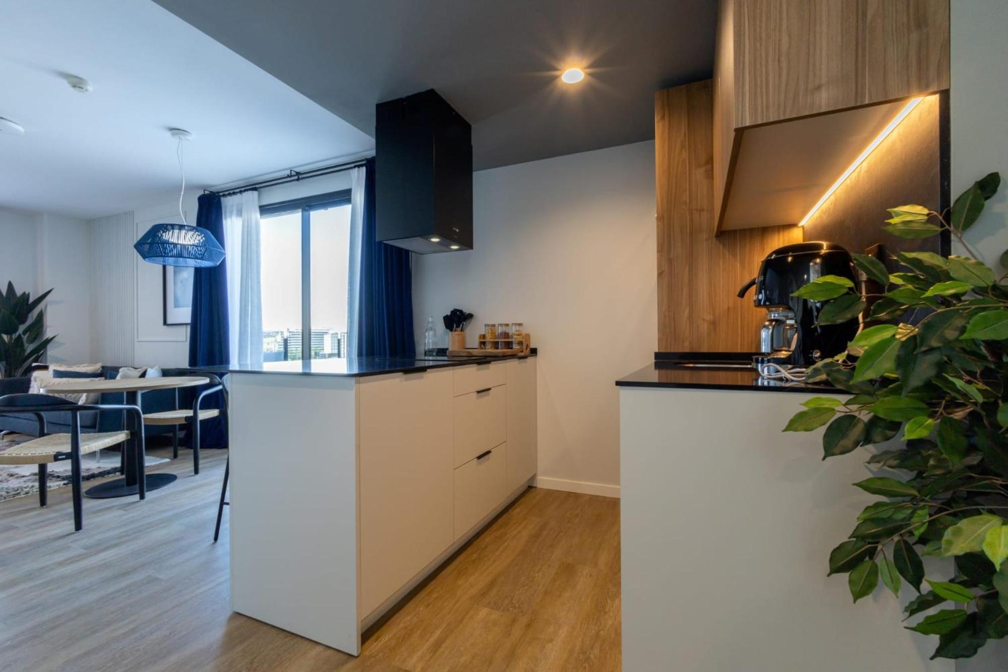 Apartment with Balcony photo 2