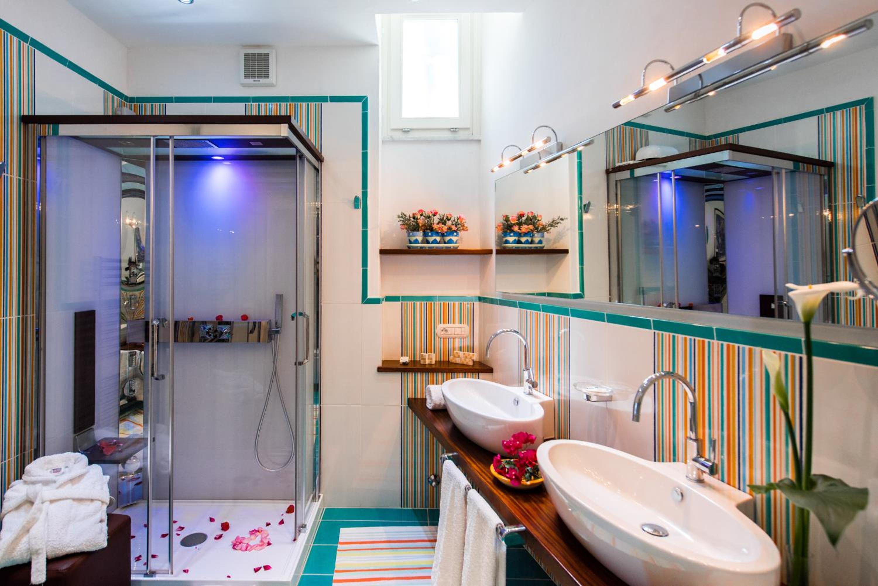 Deluxe Triple Room with Sea View - Photo 8