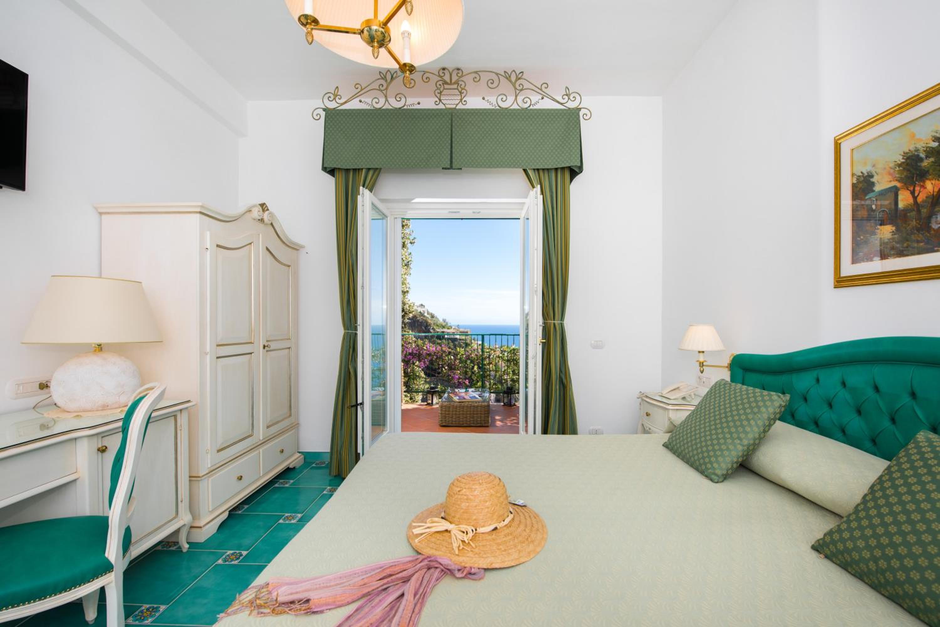 Deluxe Triple Room with Sea View - Photo 10