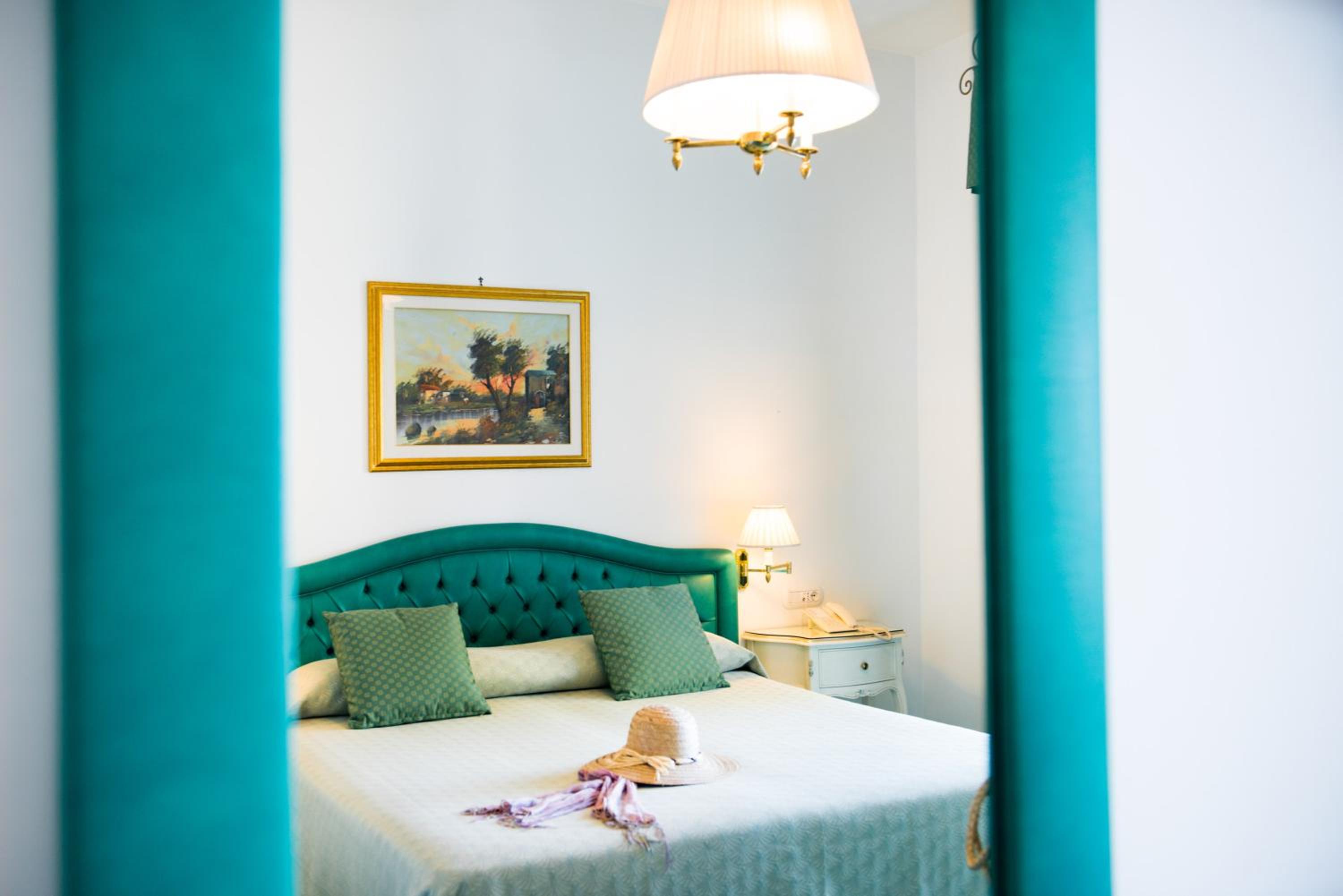 Deluxe Triple Room with Sea View - Photo 11