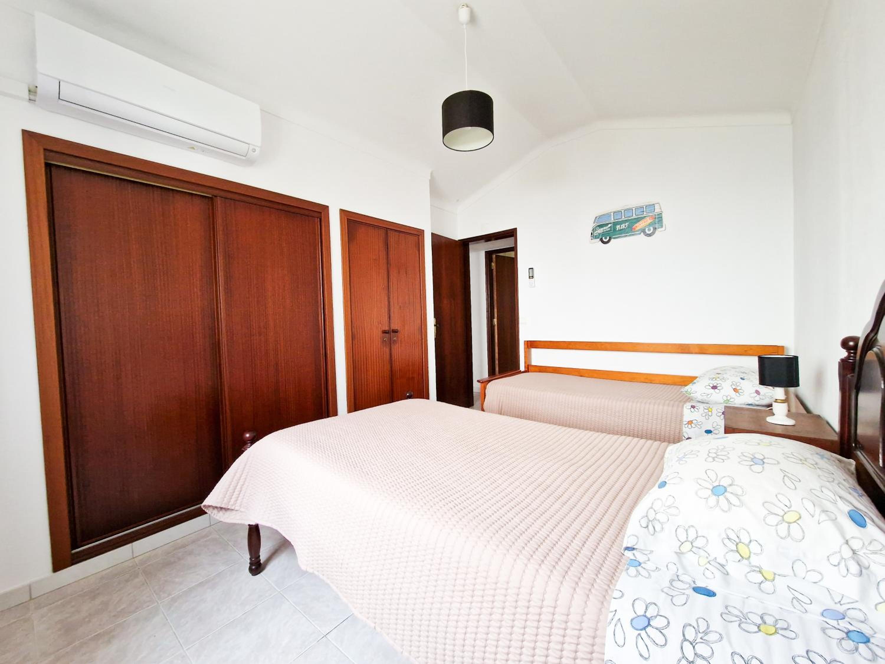 Twin Room with Private Bathroom photo 2