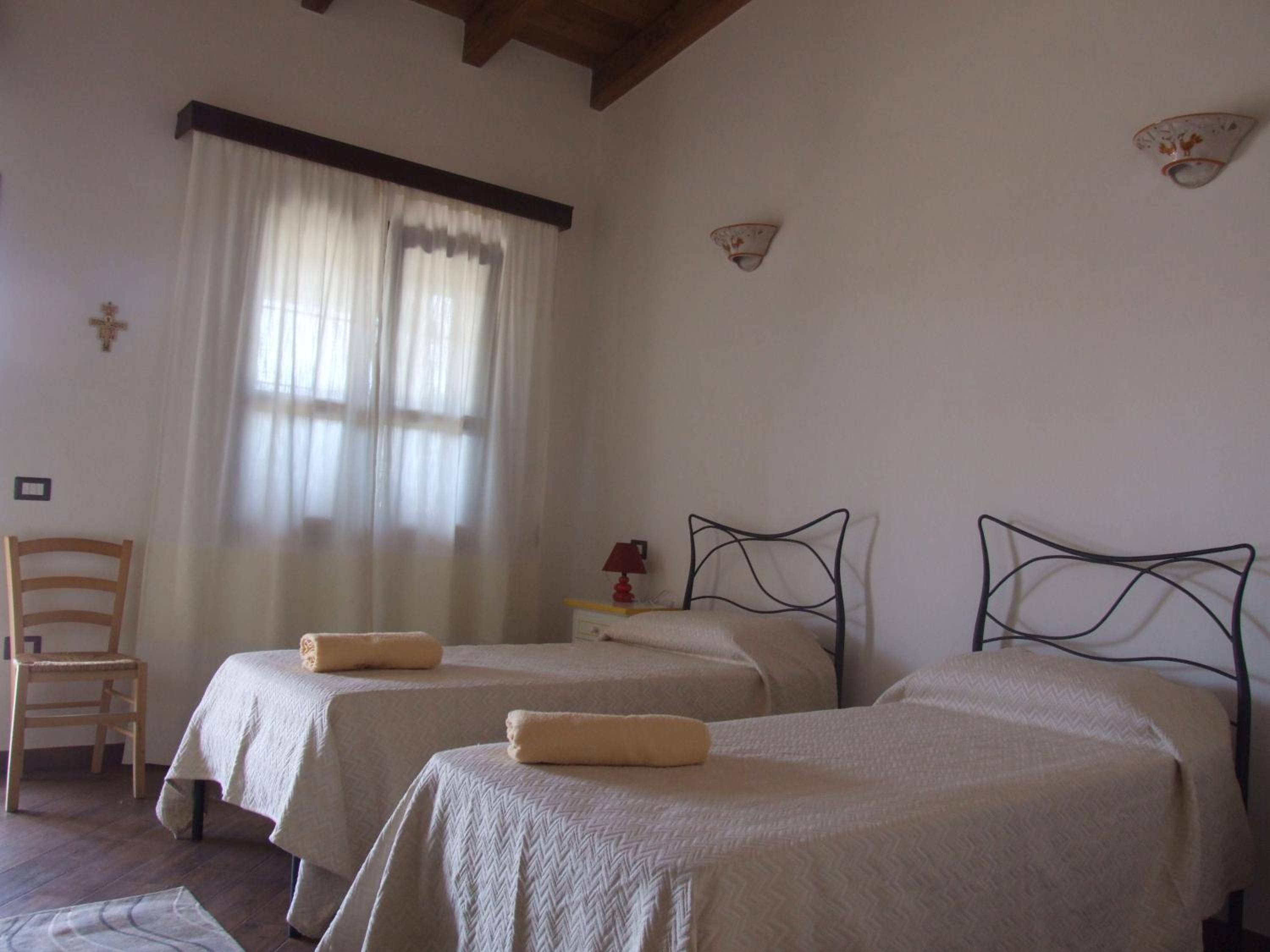 Twin Room - Disability Access photo 3