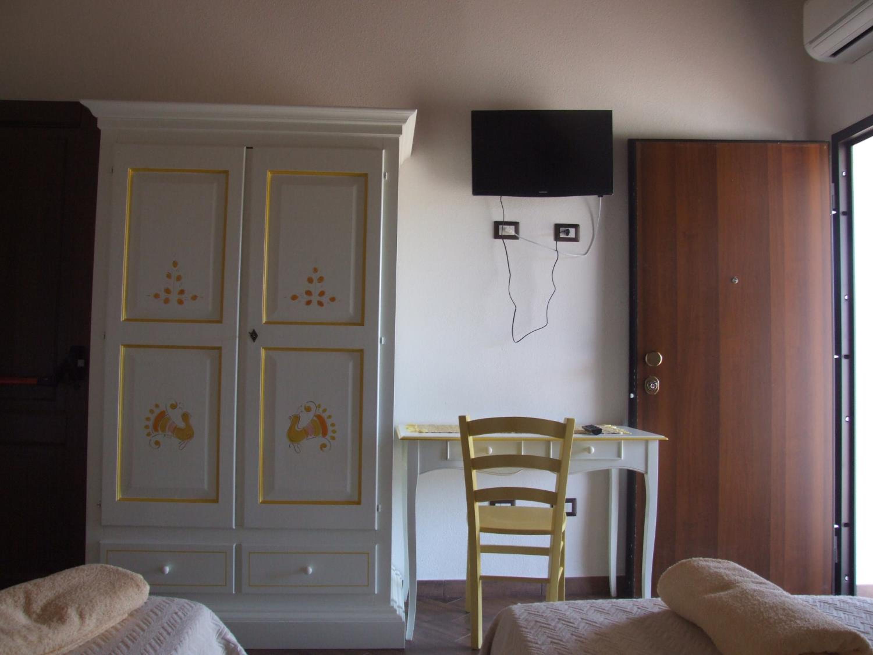 Twin Room - Disability Access photo 1