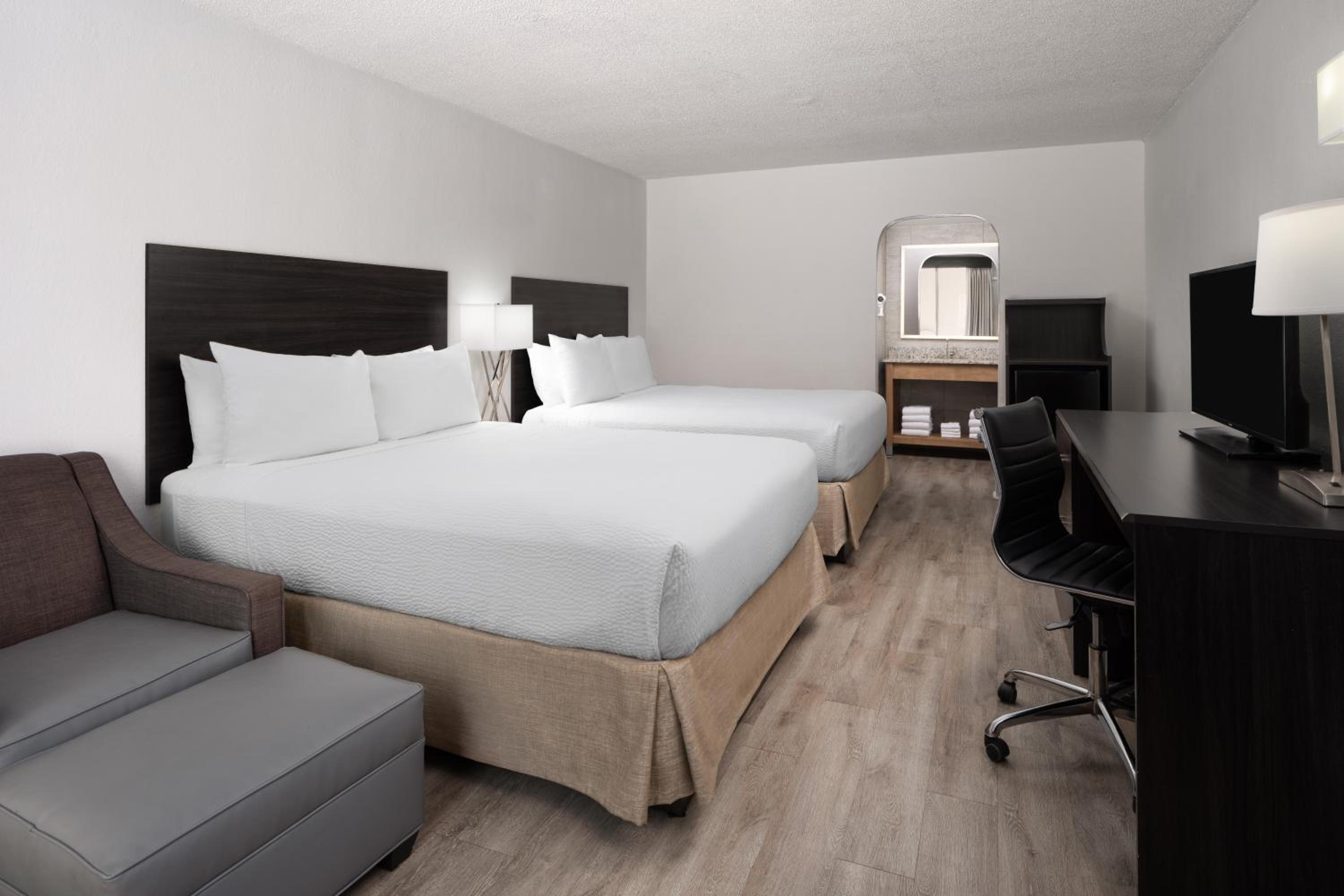 Pool View Room with Two Queen Beds - Non Smoking - Photo 8