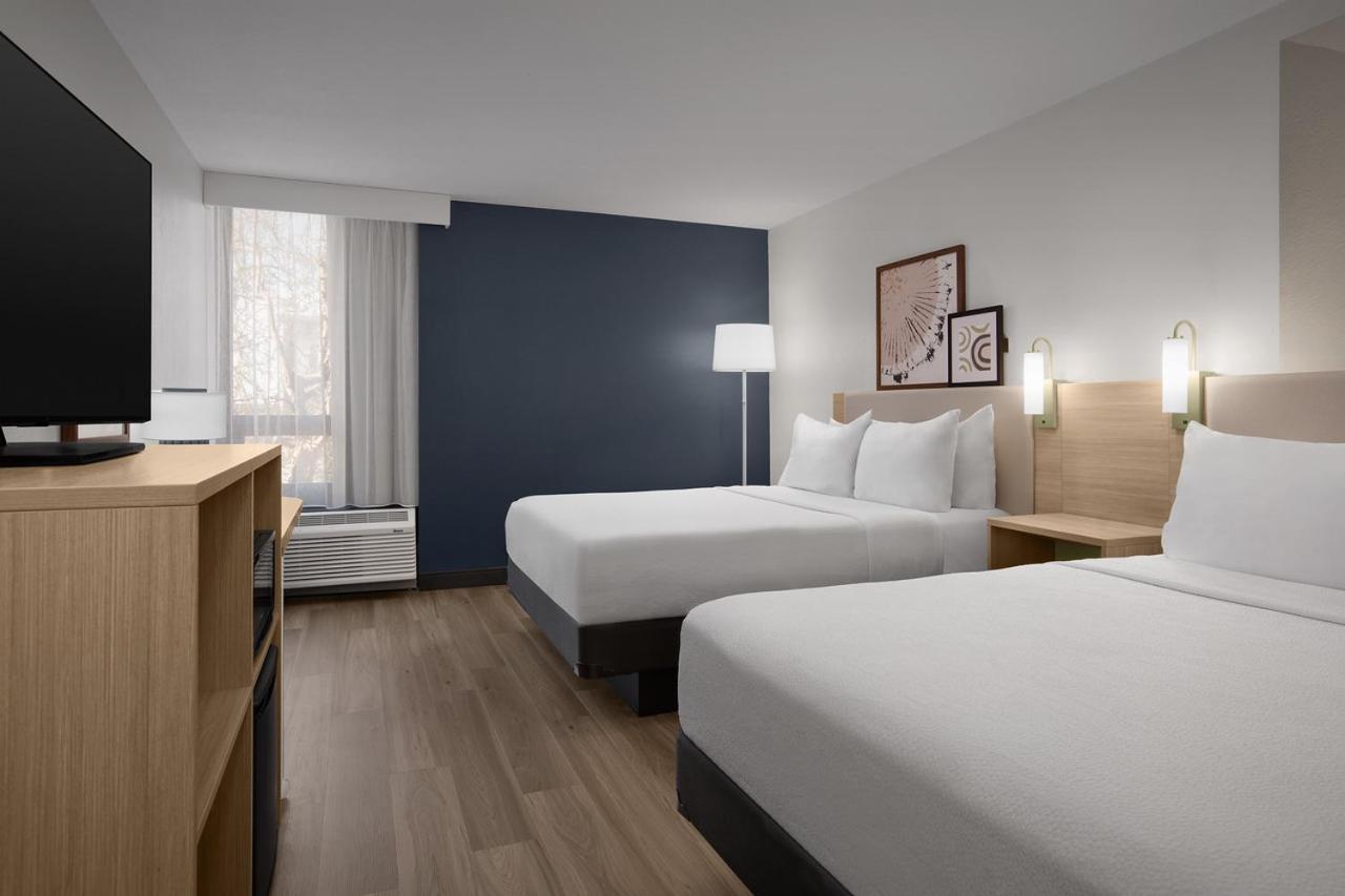 Queen Room with Two Queen Beds photo 3