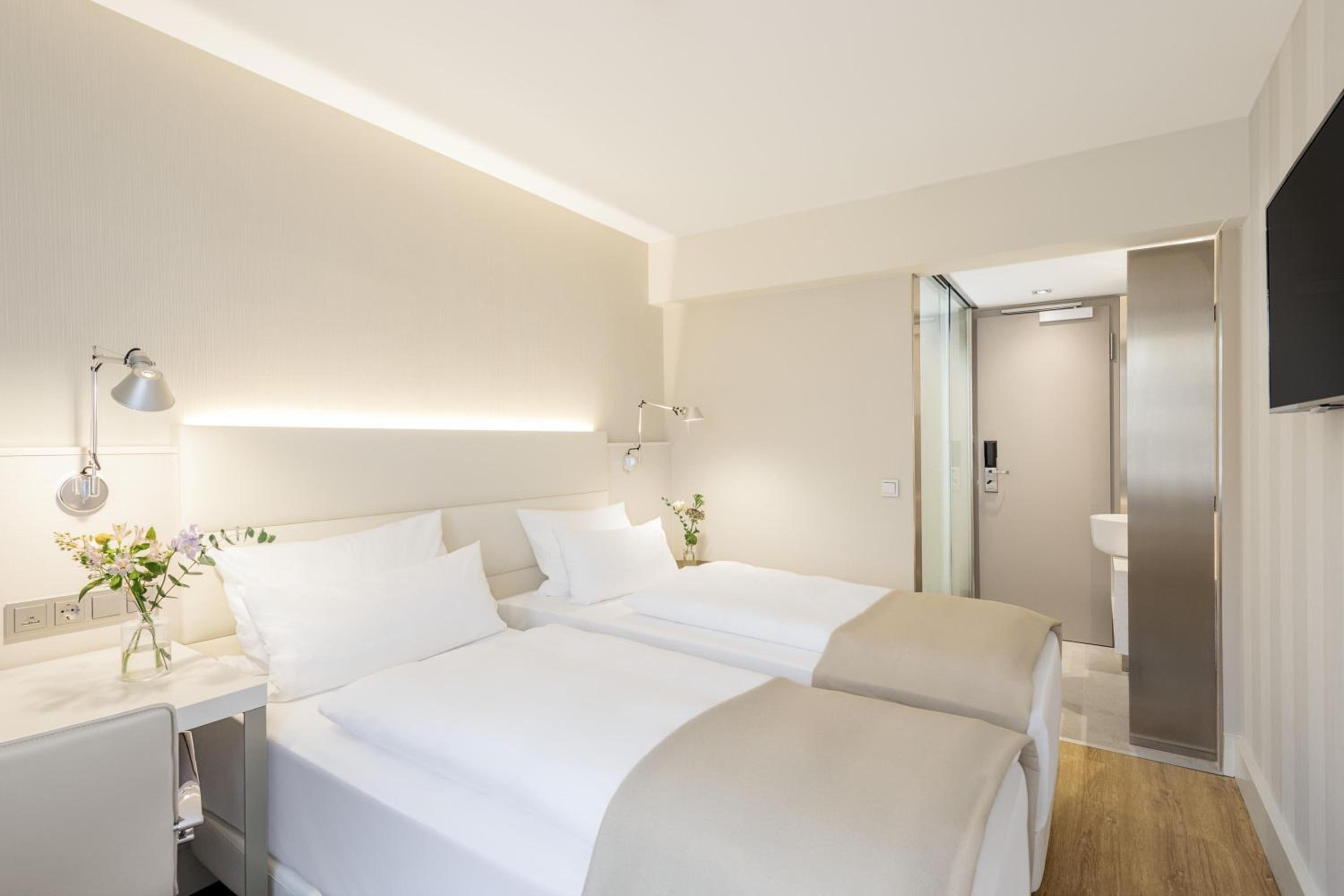 Standard Room thumbnail 5