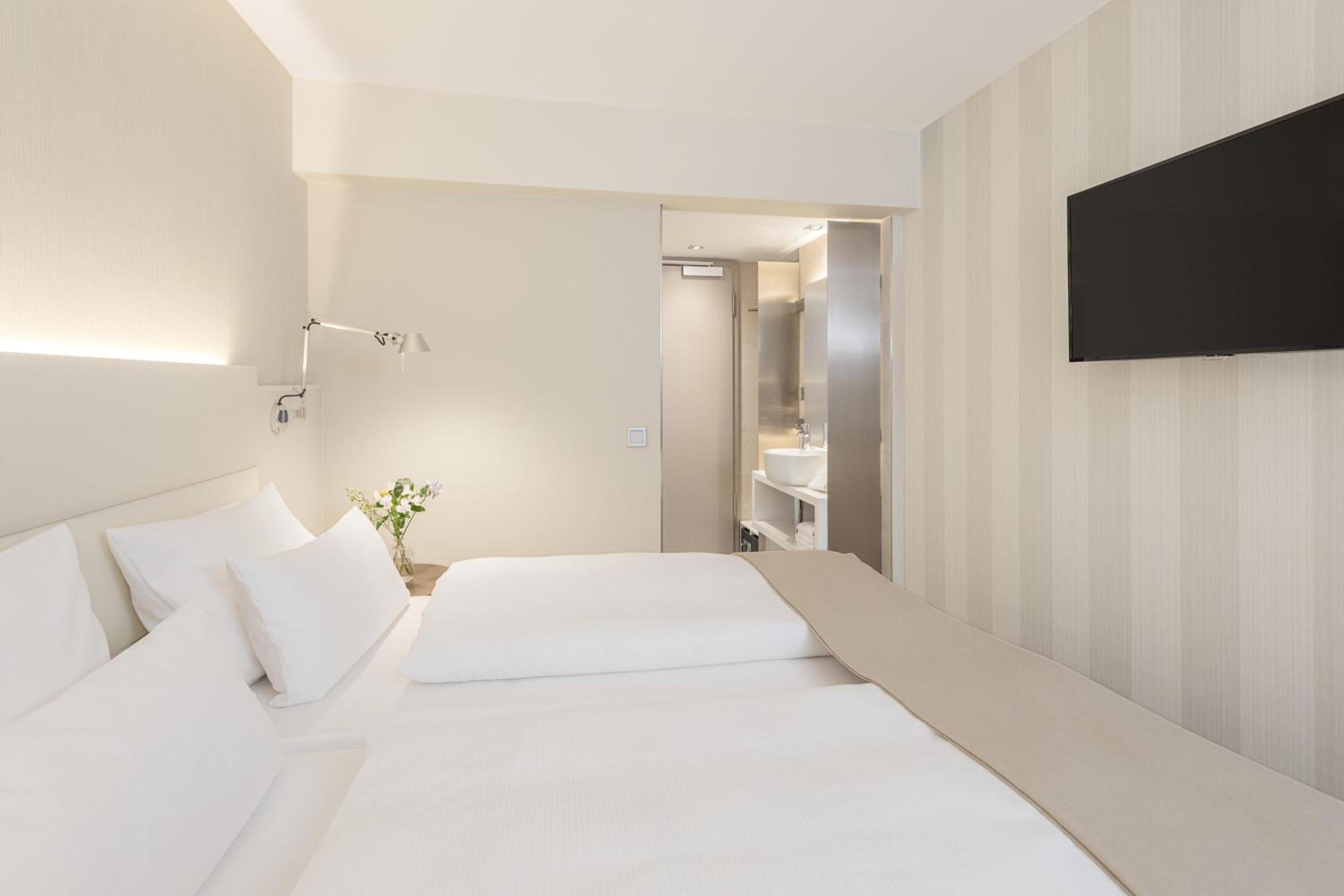 Standard Room thumbnail 6