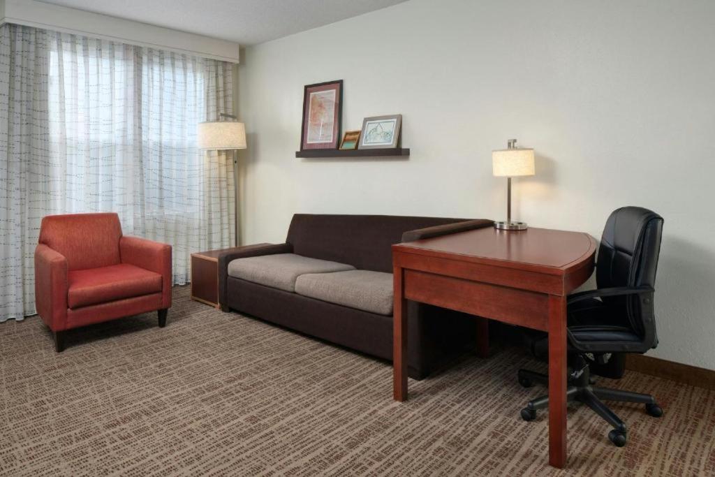 King Studio with Sofa Bed and Adapted Tub - Mobility Accessible - Photo 1
