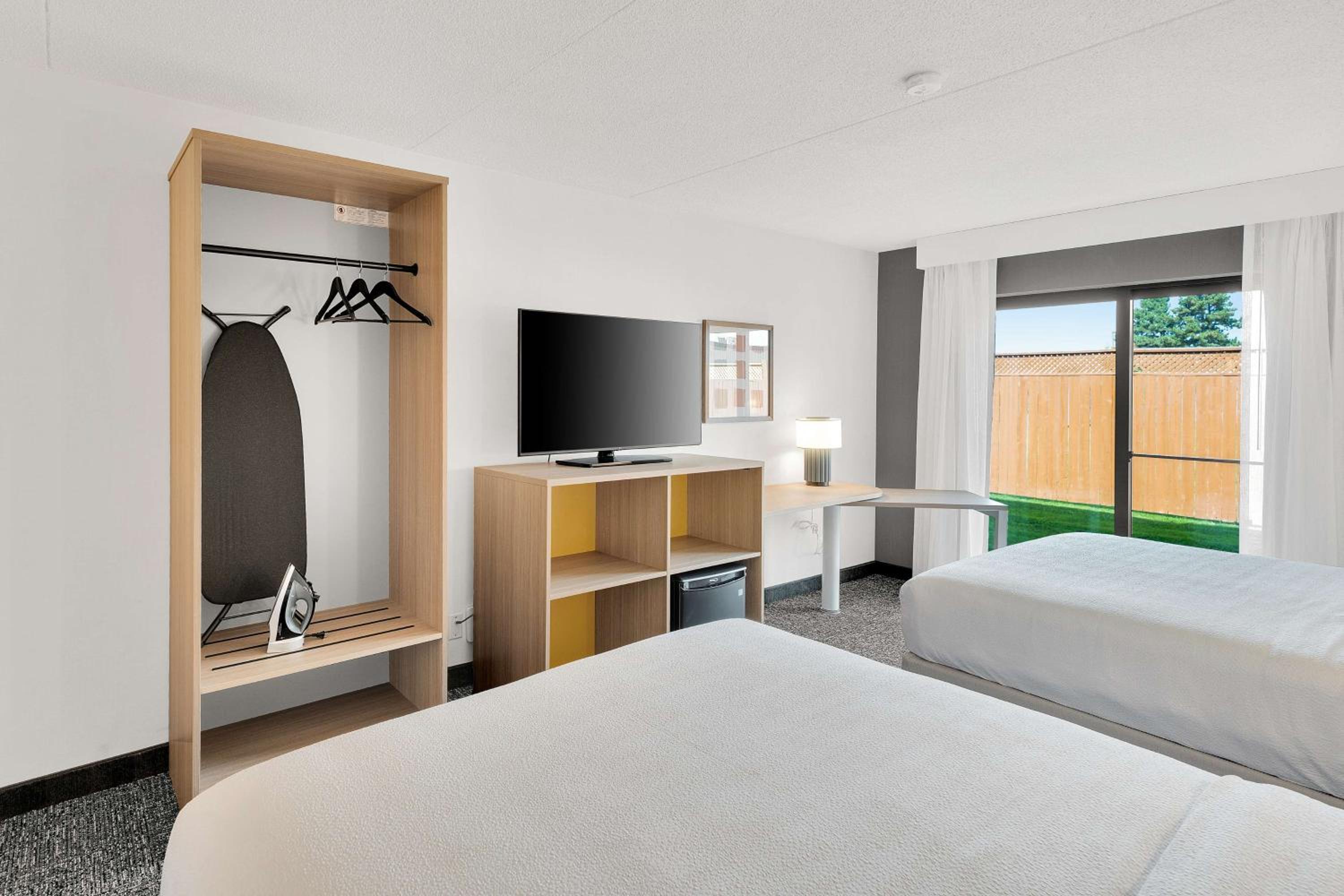 Queen Room with Two Queen Beds - Photo 3
