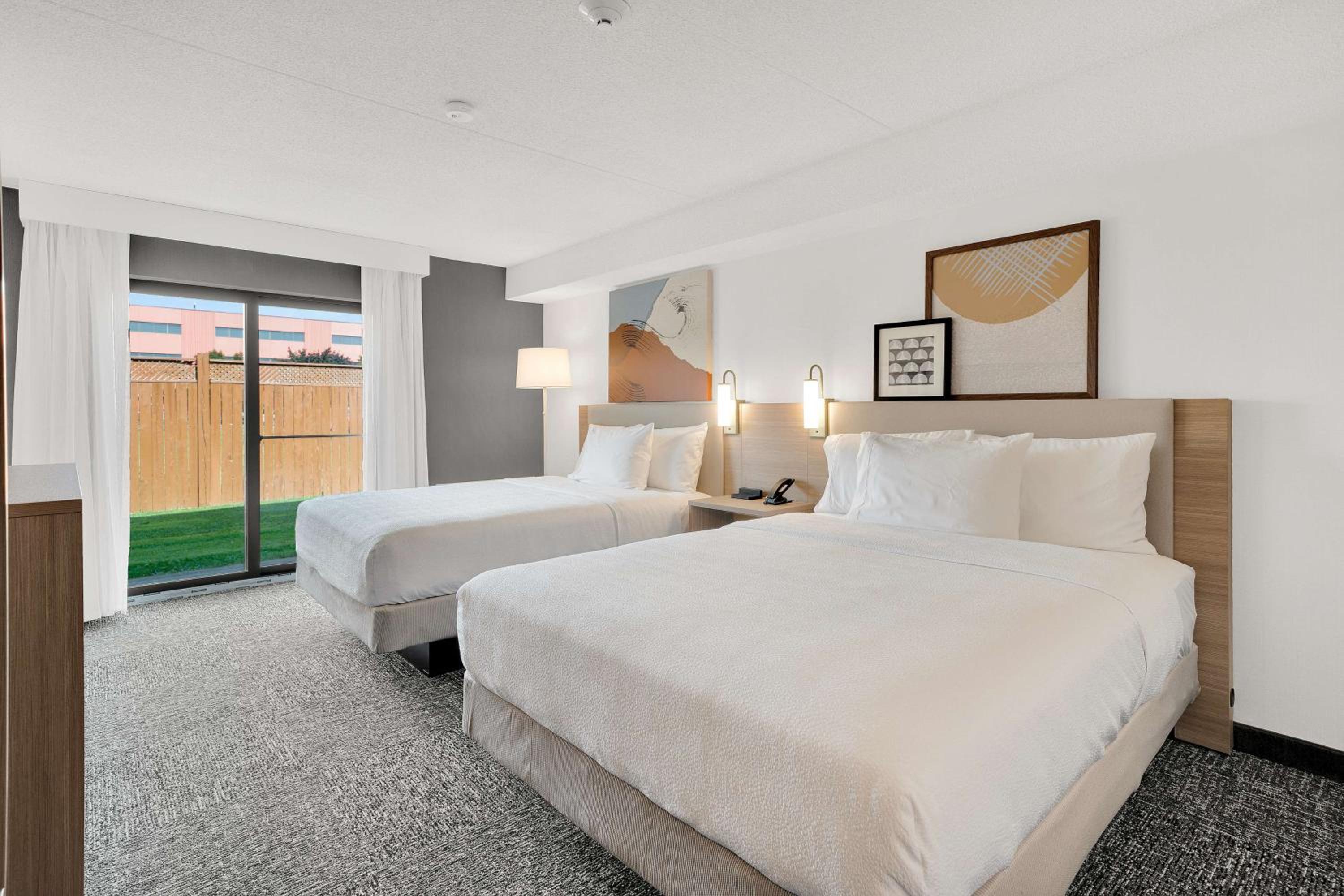 Queen Room with Two Queen Beds - Photo 4