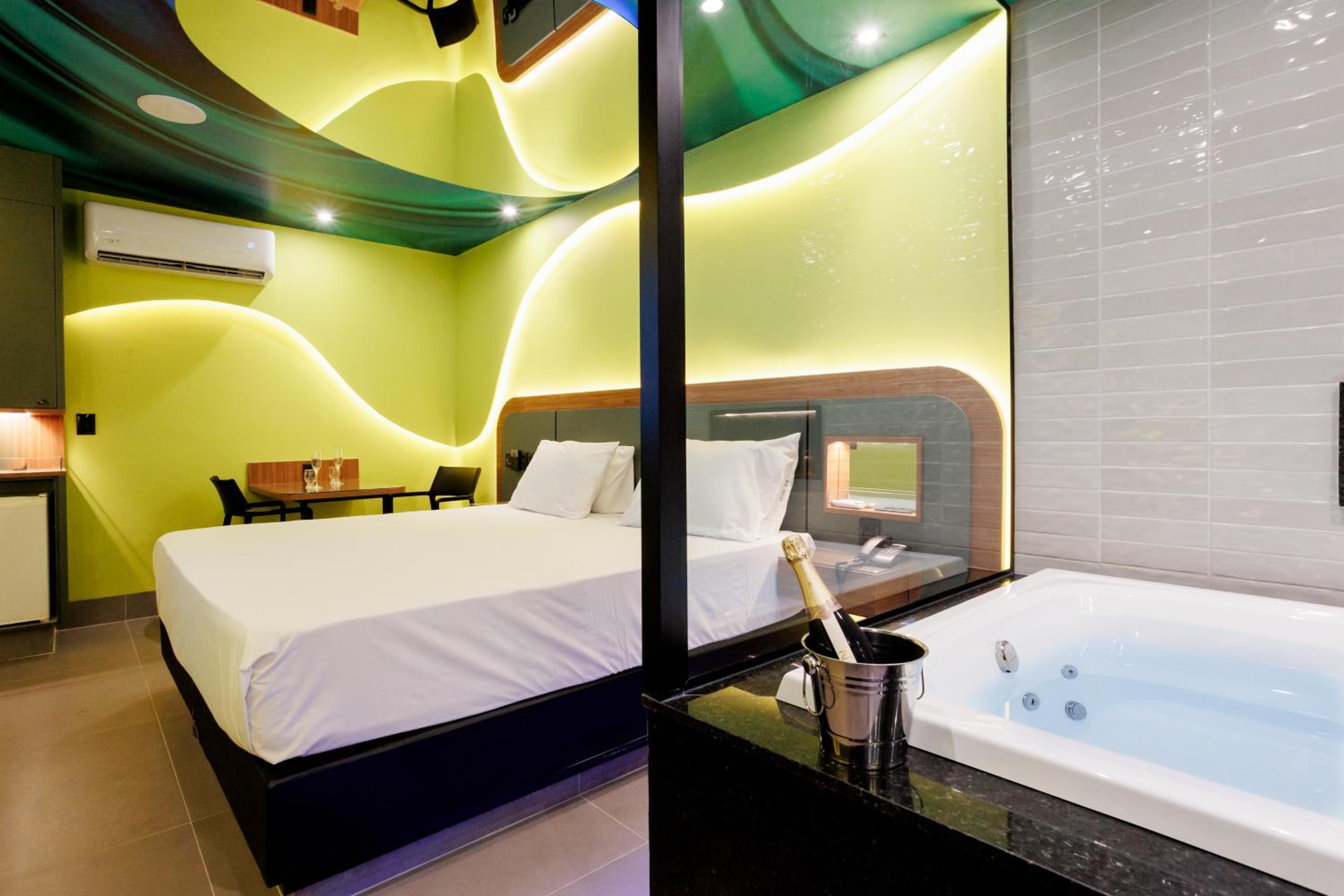 King Suite with Spa Bath photo 3