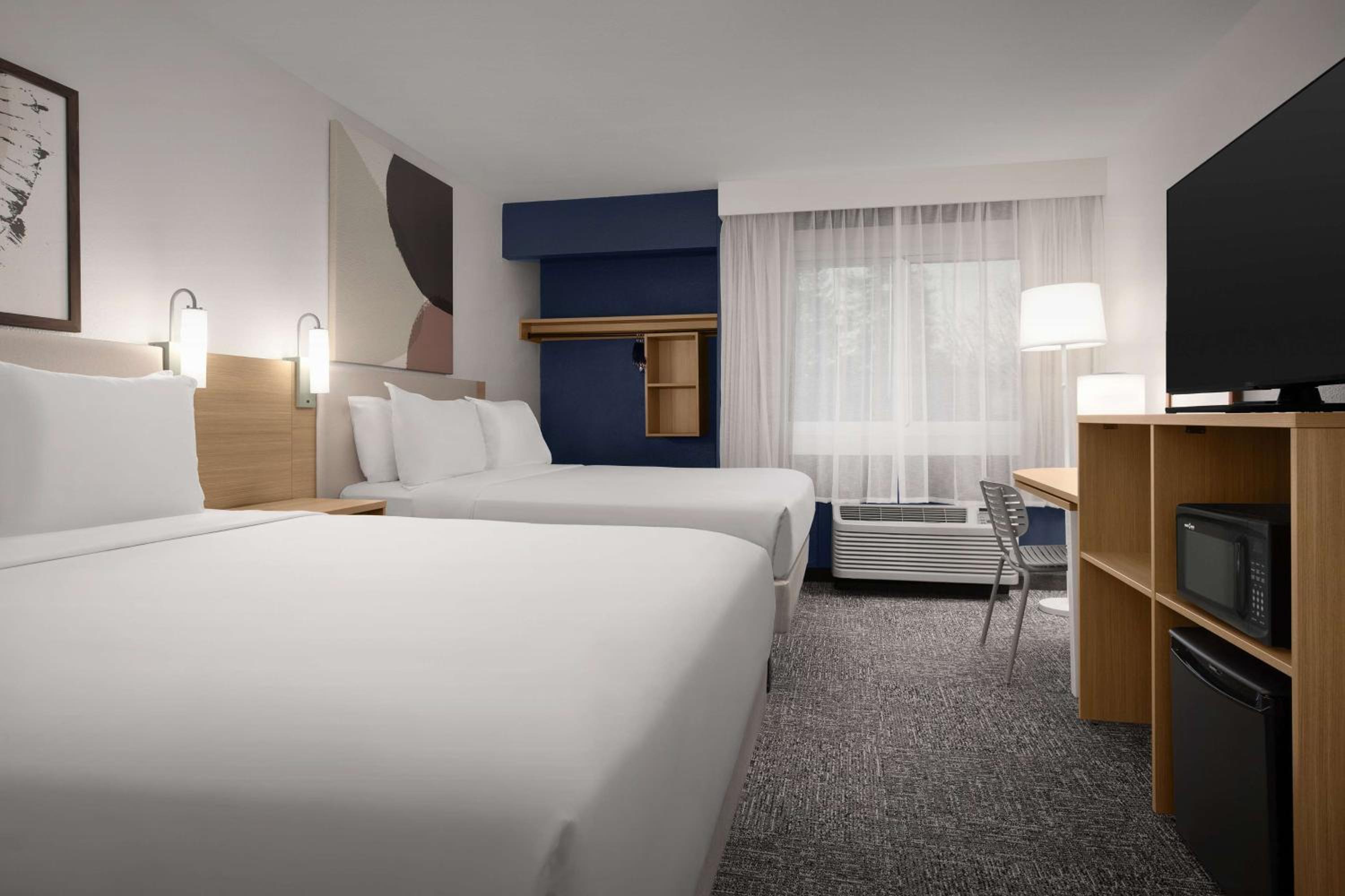 Queen Room with Two Queen Beds - Photo 2