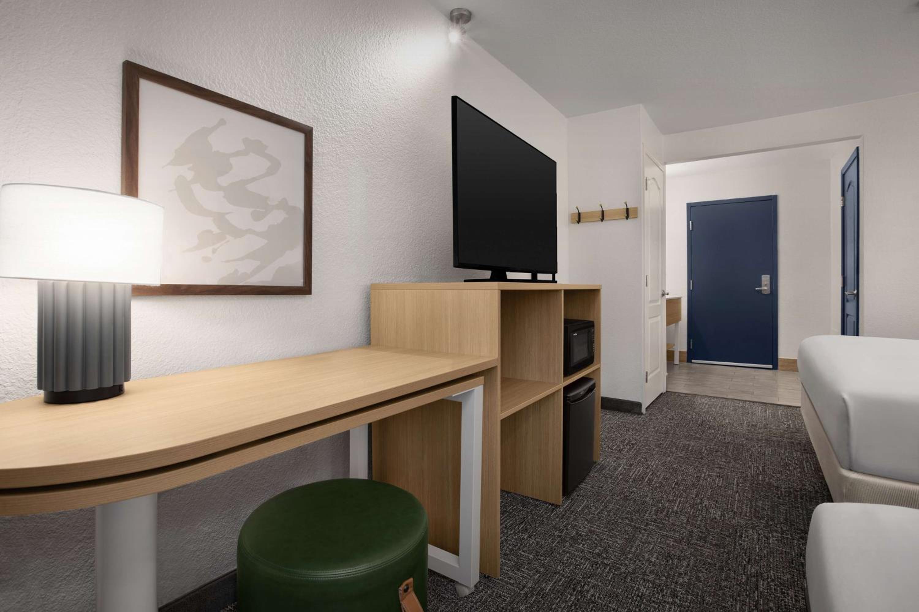 King Room with Sofa Bed - Non-Smoking - Photo 4