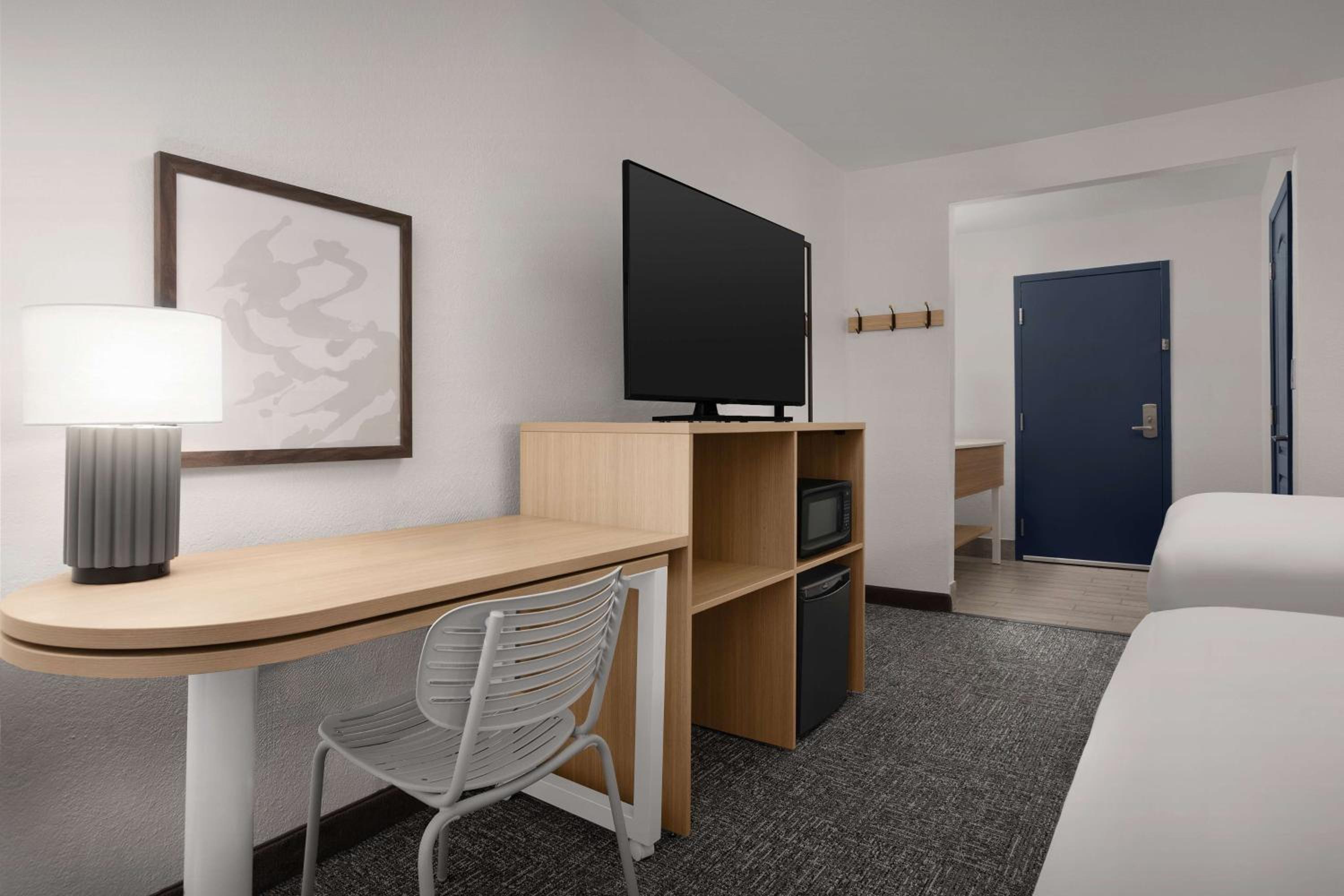 Queen Room with Two Queen Beds - Photo 4