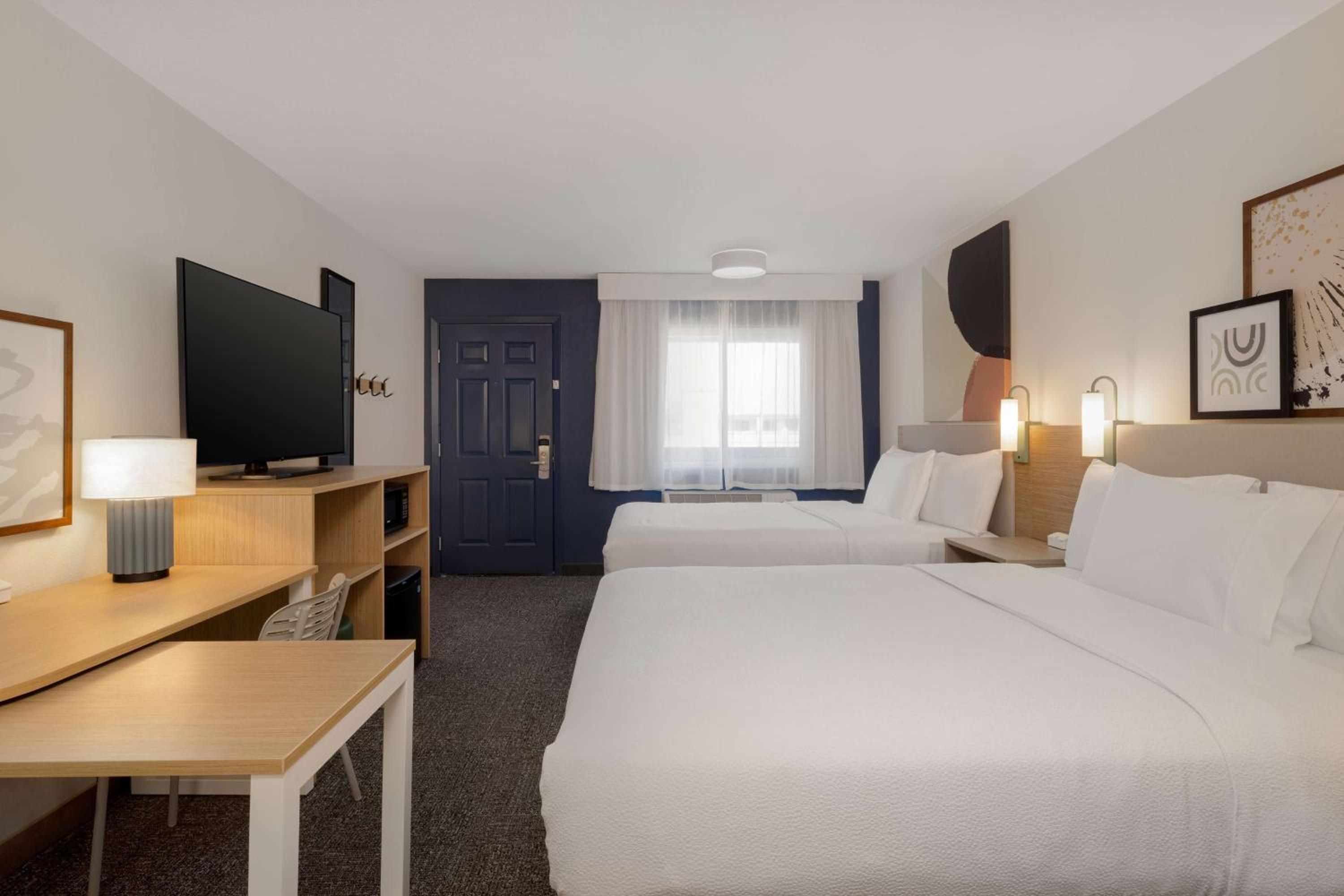 Queen Room with Two Queen Beds - Photo 2