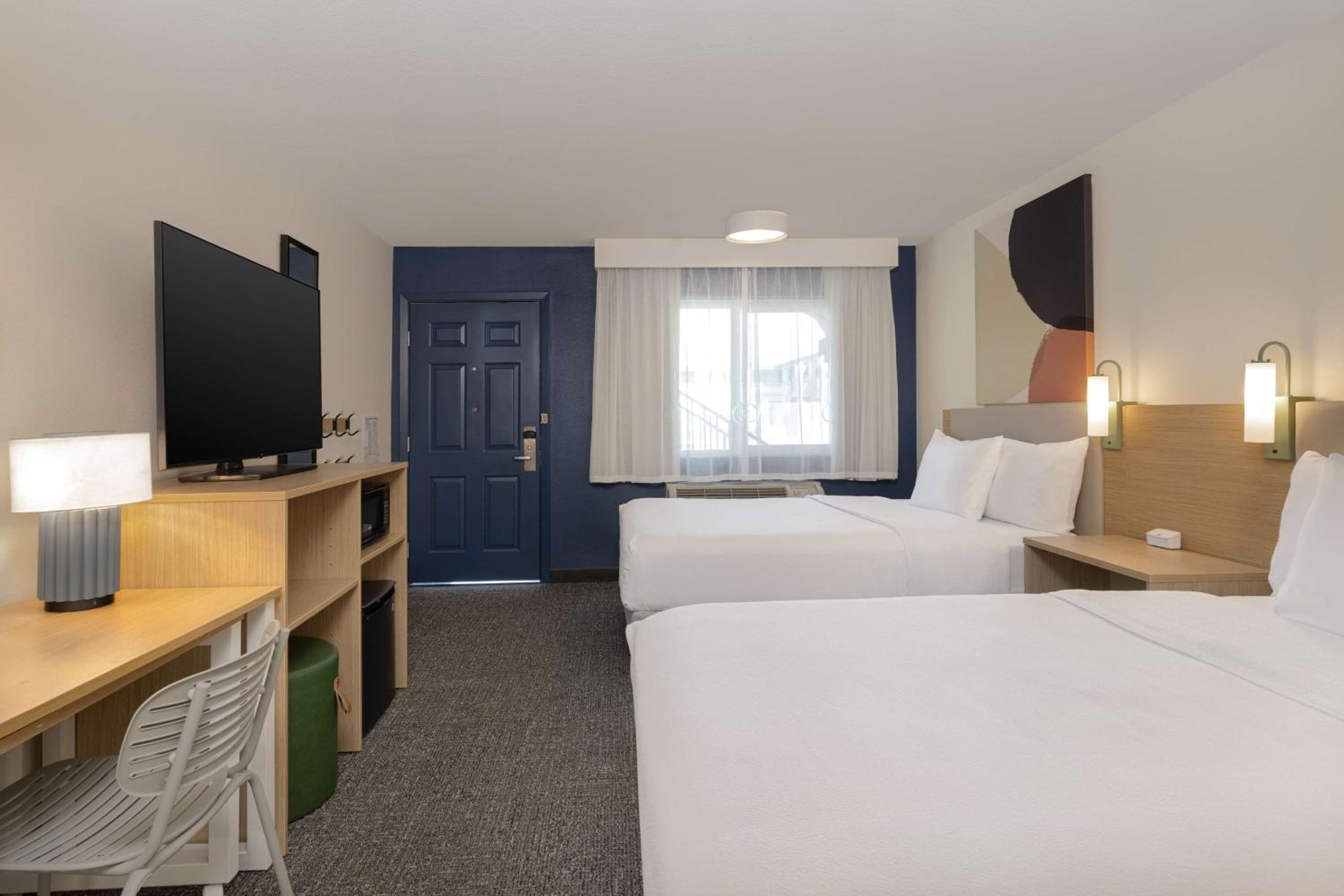 Queen Room with Two Queen Beds - Photo 4