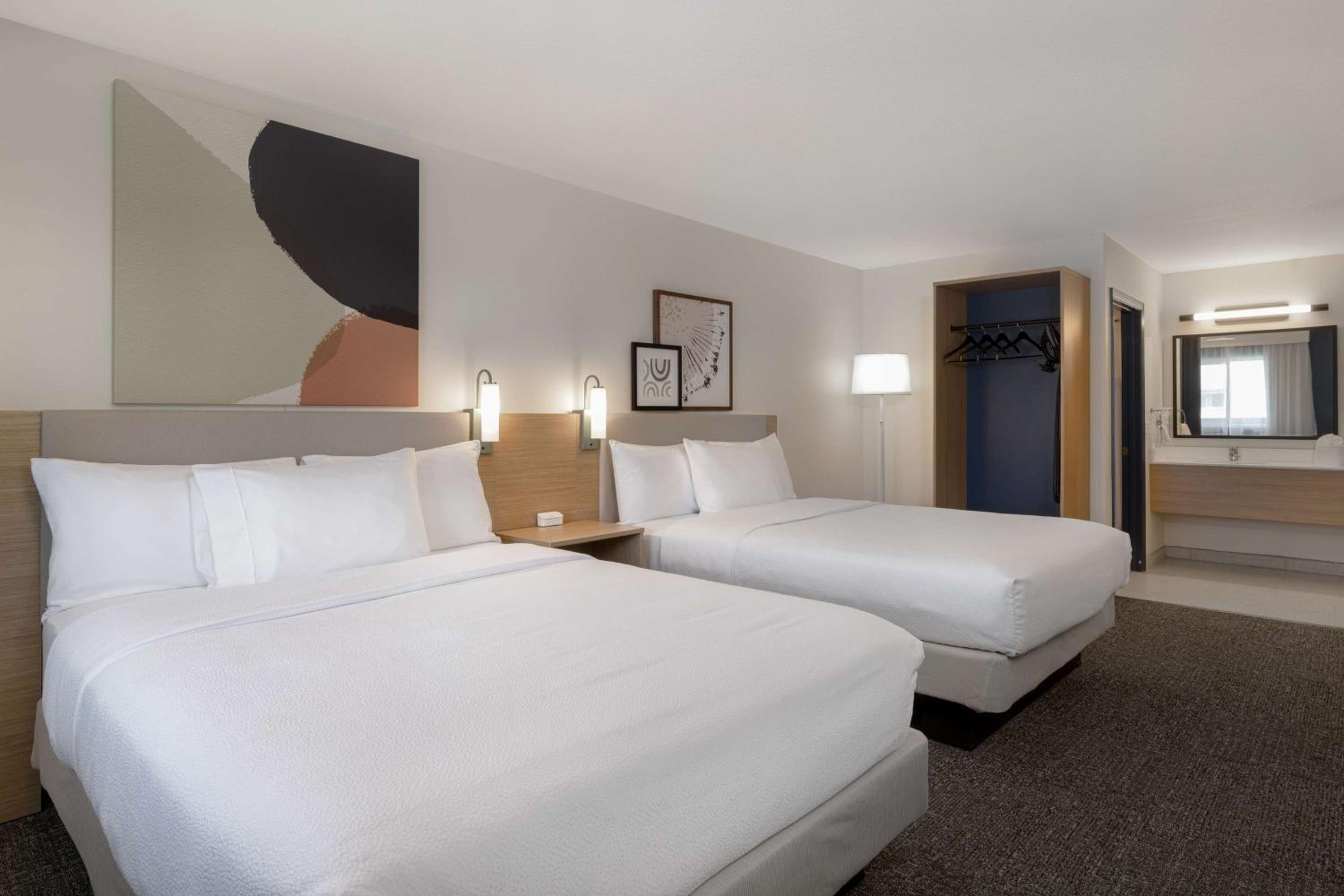 Queen Room with Two Queen Beds - Photo 5