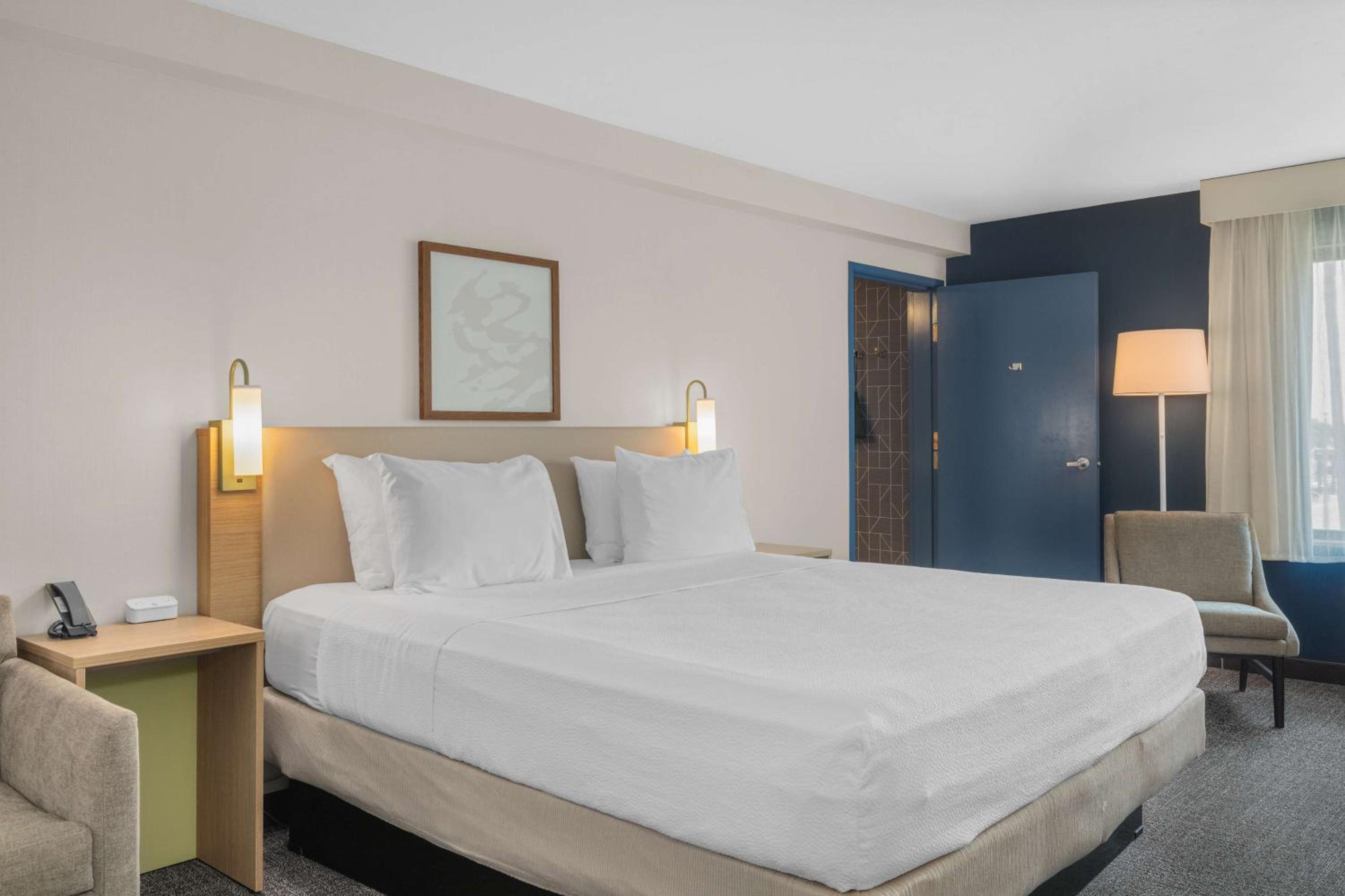 King Room with Sofa Bed - Non-Smoking - Photo 4