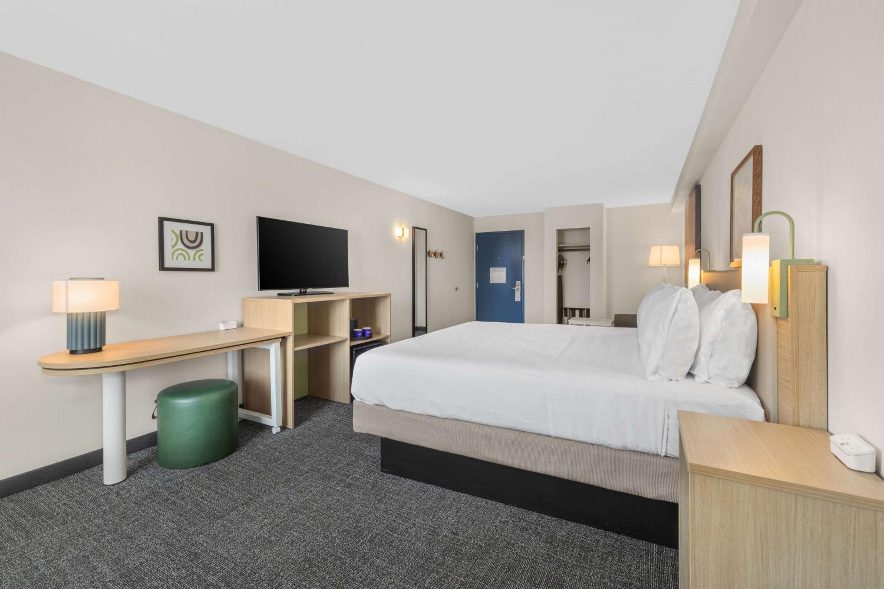King Room with Sofa Bed - Non-Smoking - Photo 5