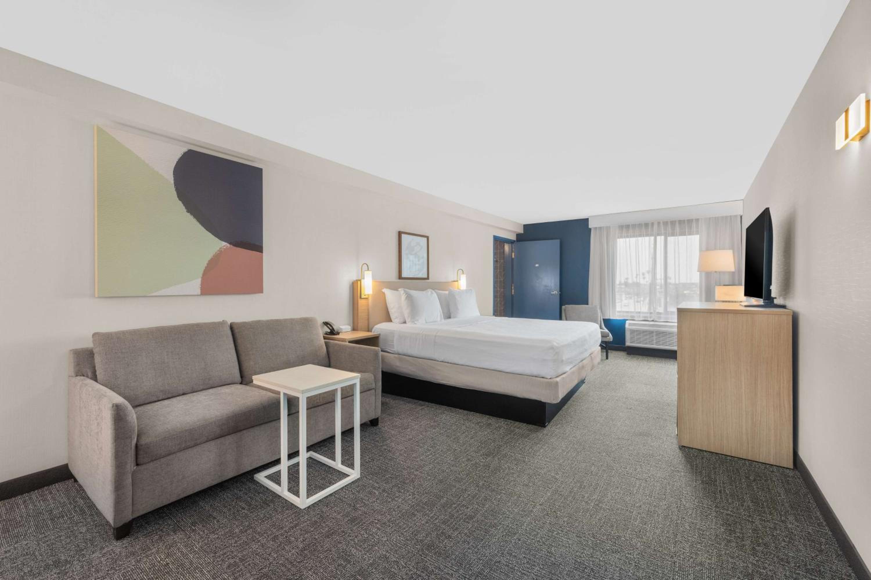 King Room with Sofa Bed - Non-Smoking - Photo 6
