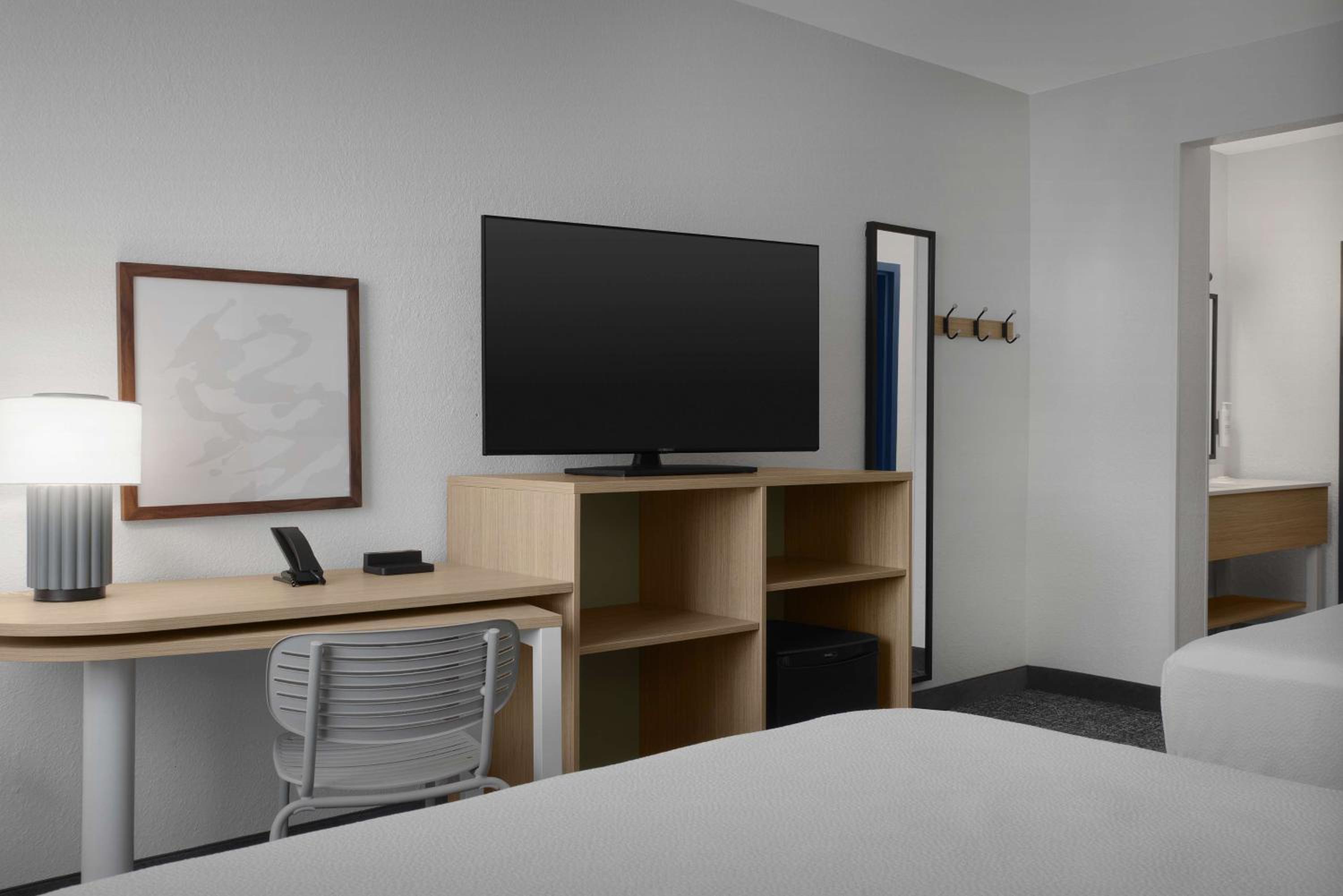 Queen Room with Two Queen Beds photo 2