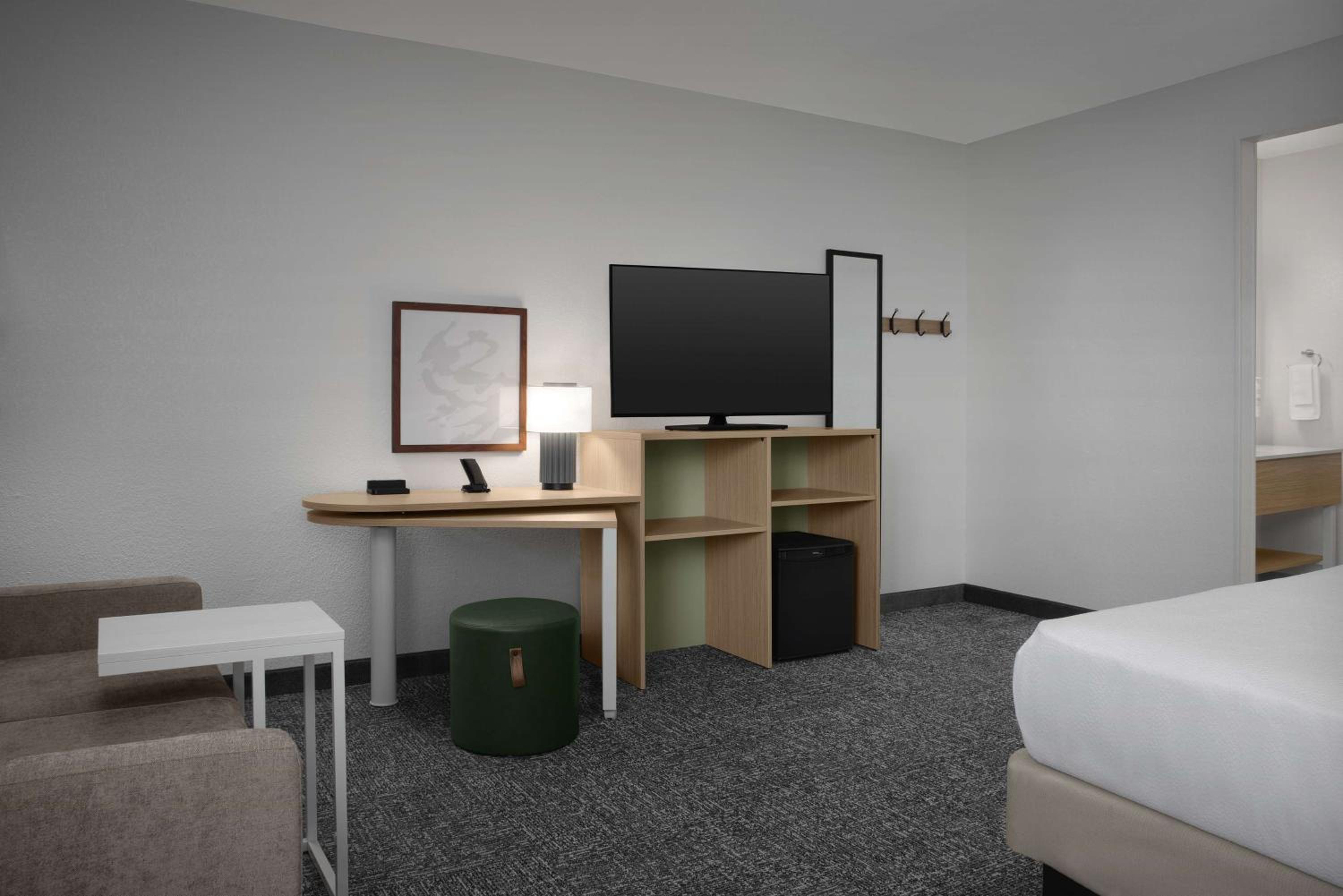 King Room with Sofa Bed - Non-Smoking photo 3