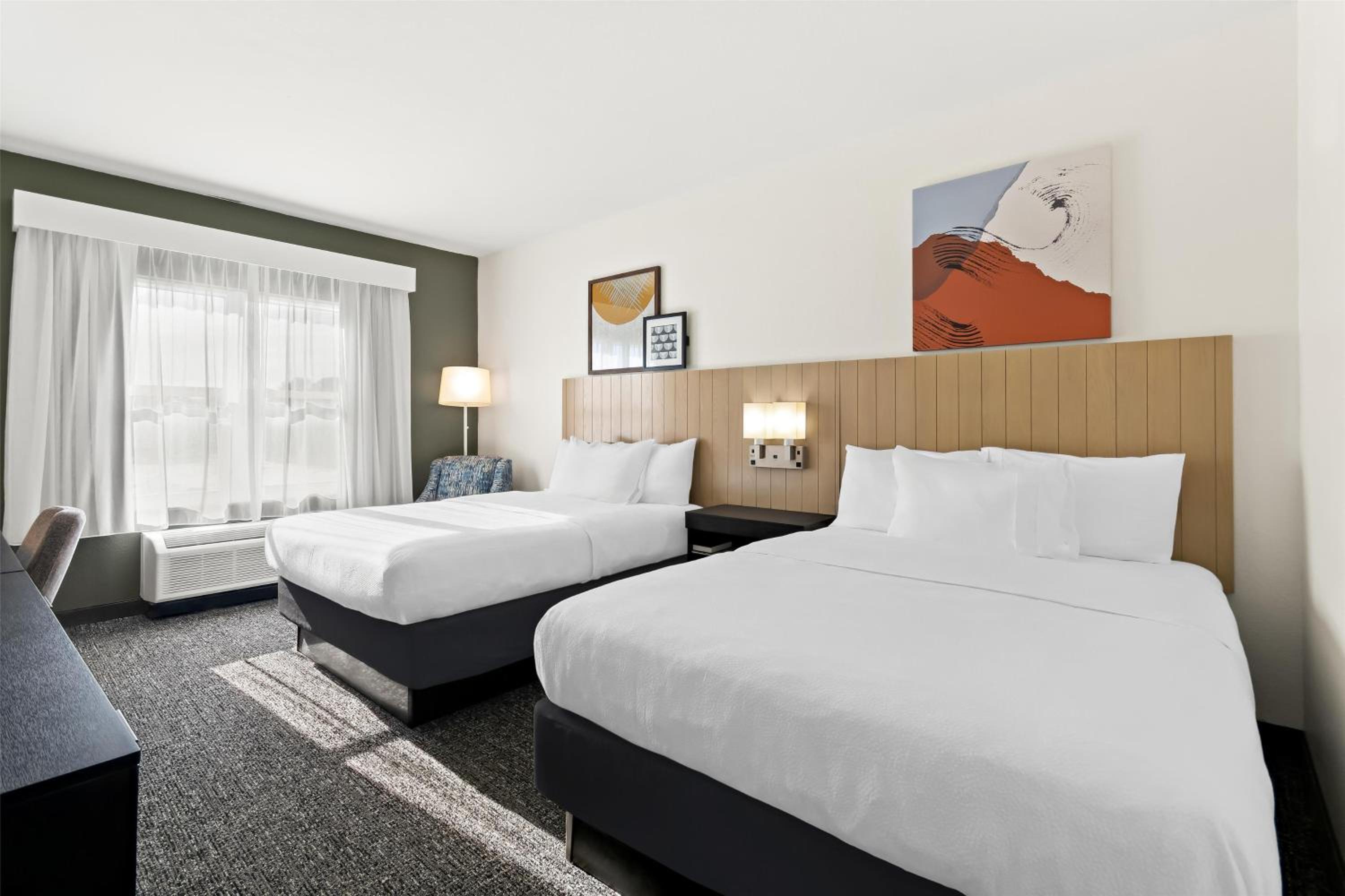 Queen Room with Two Queen Beds - Photo 2