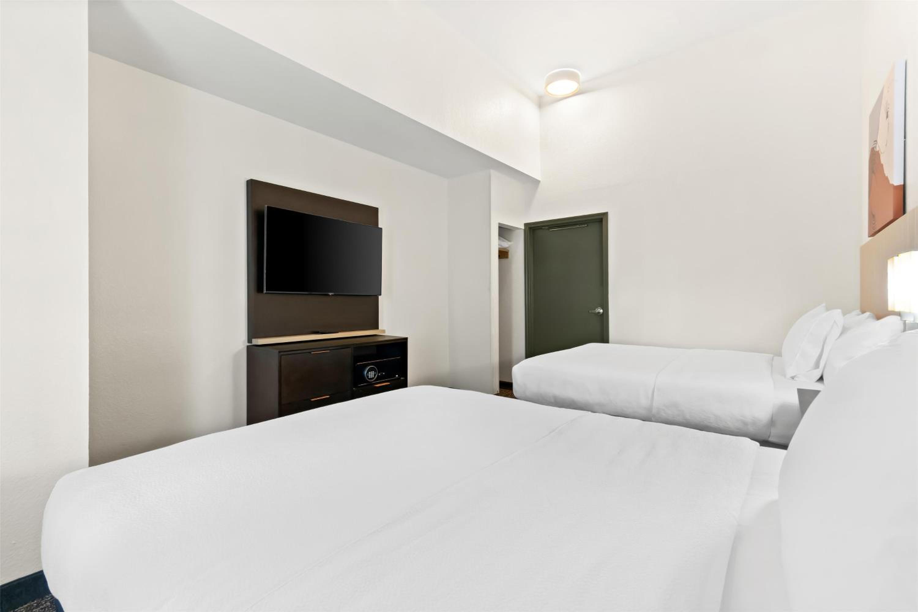 Queen Suite with Two Queen Beds - Photo 5