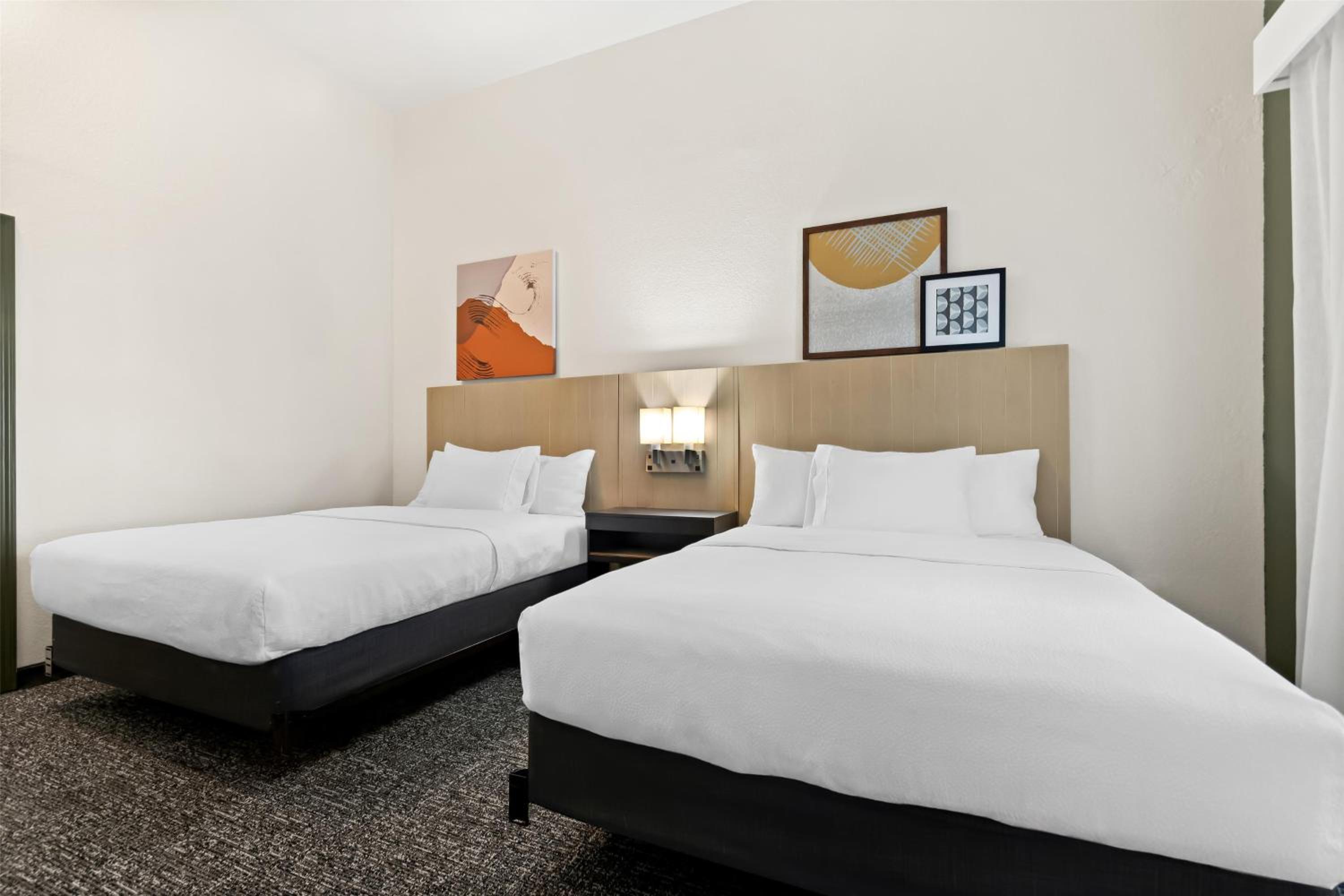 Queen Suite with Two Queen Beds - Photo 4