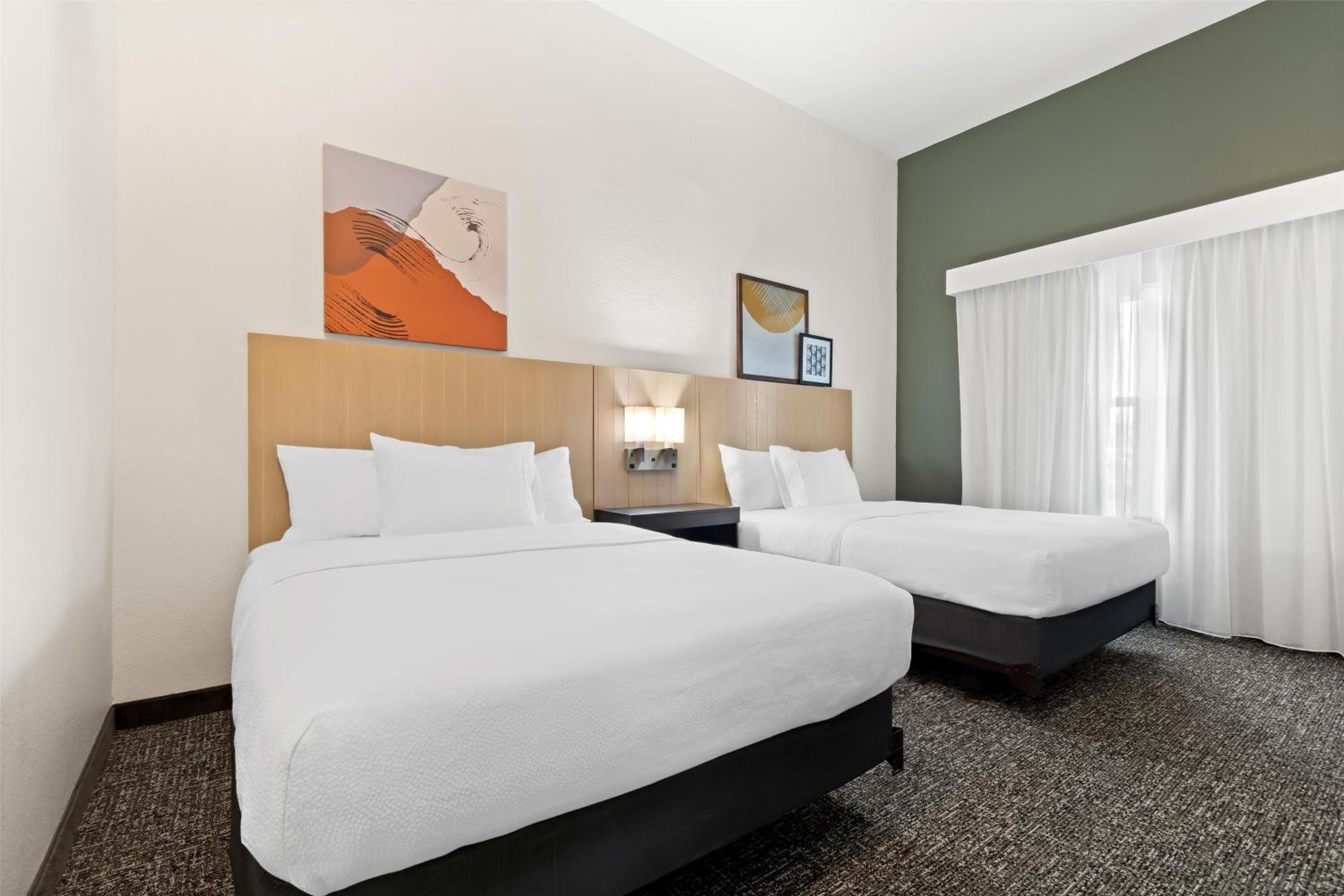Queen Suite with Two Queen Beds - Photo 3