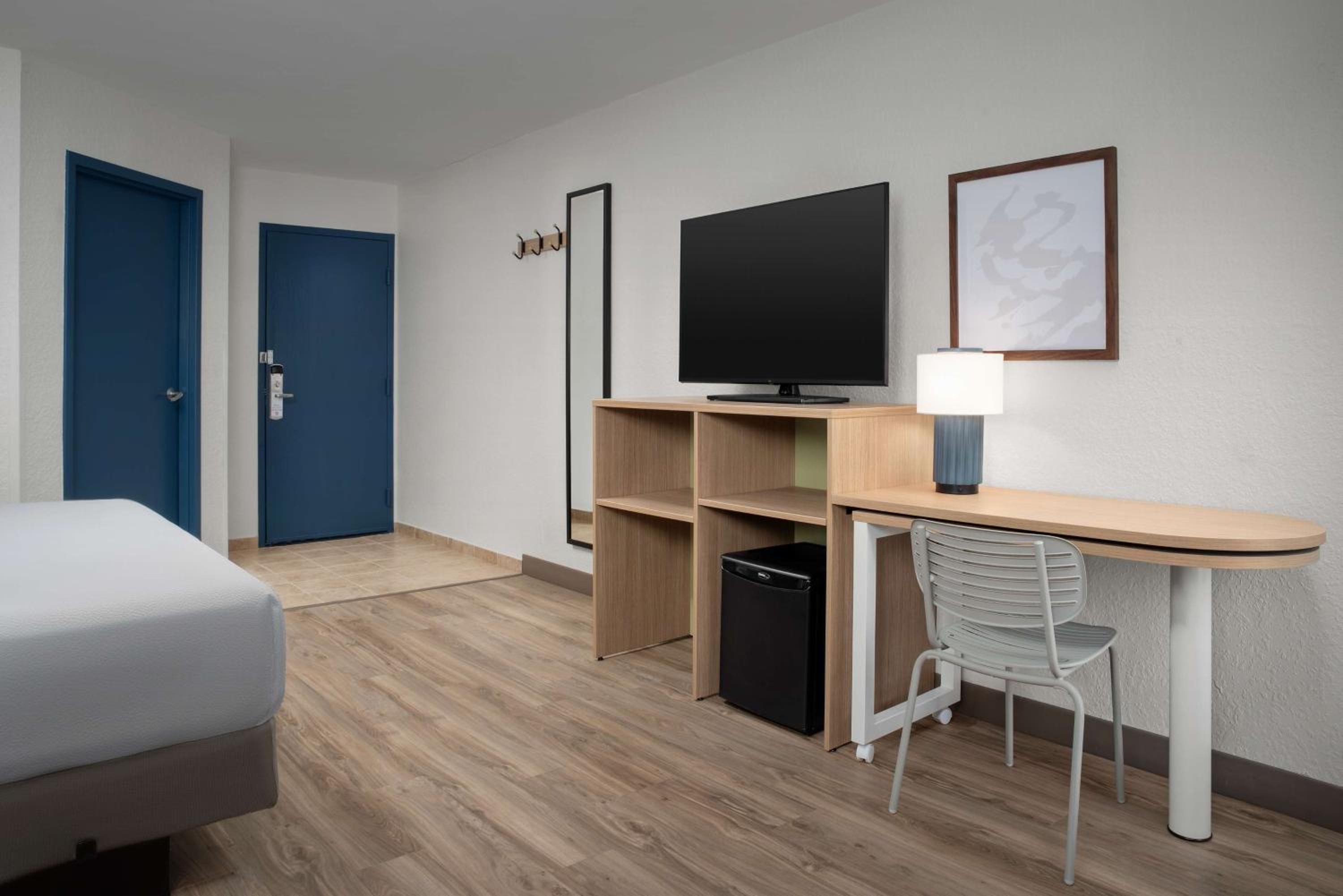 King Room with Sofa Bed - Non-Smoking - Photo 1