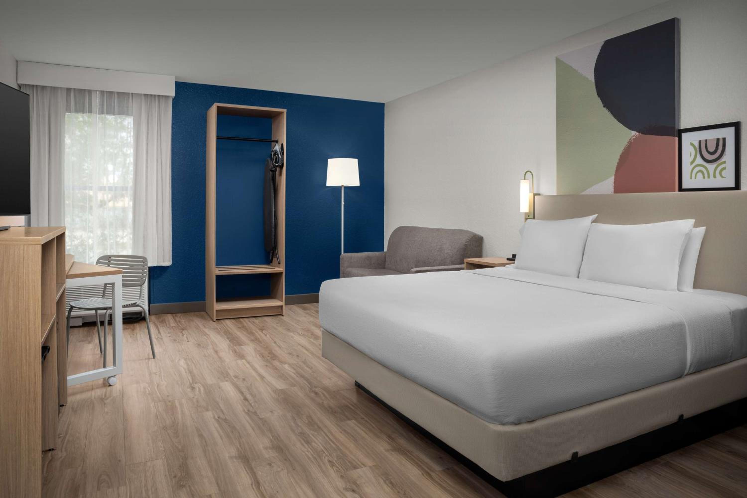 King Room with Sofa Bed - Non-Smoking - Photo 3