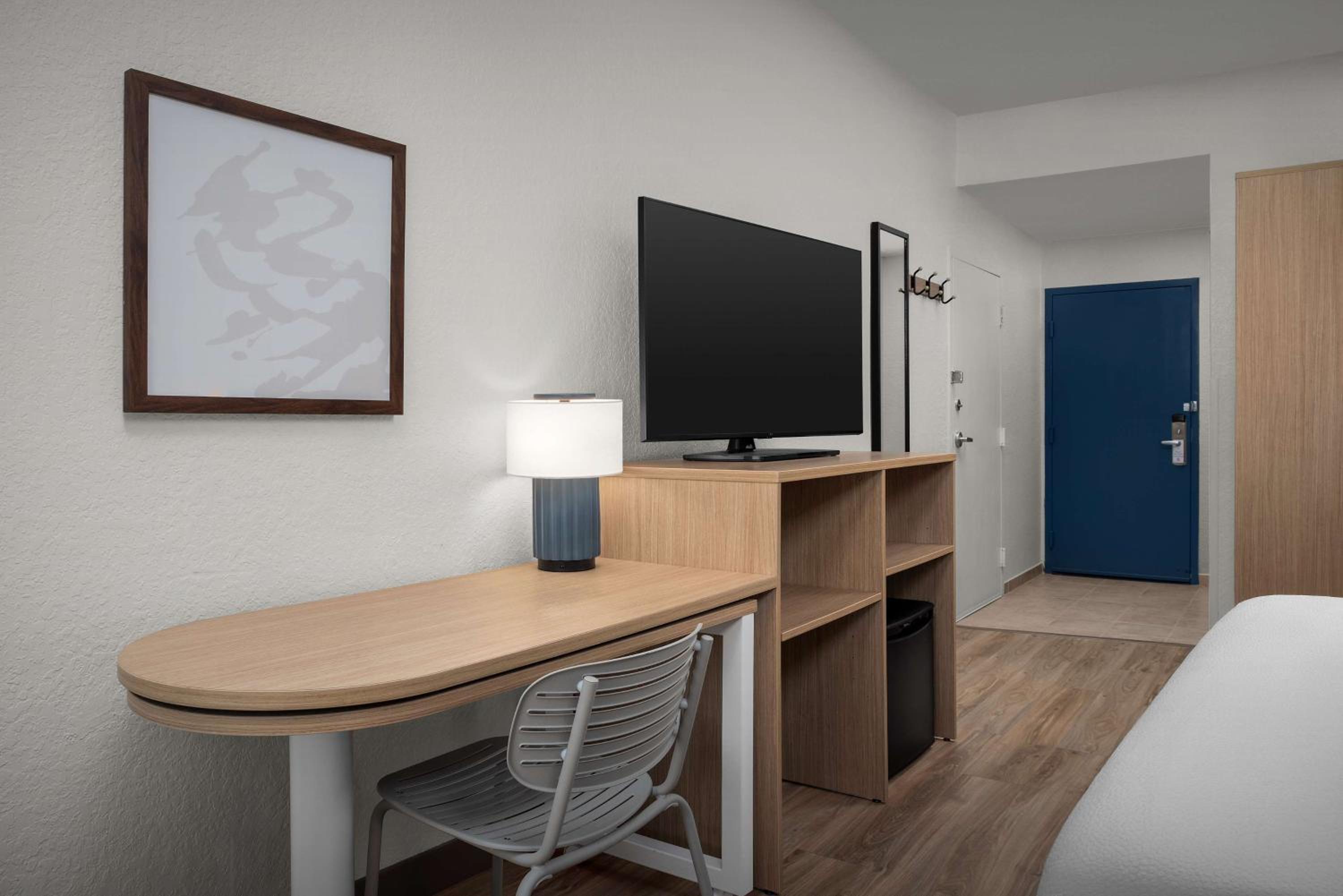 King Room with Roll-In Shower - Mobility and Hearing Access - Photo 2