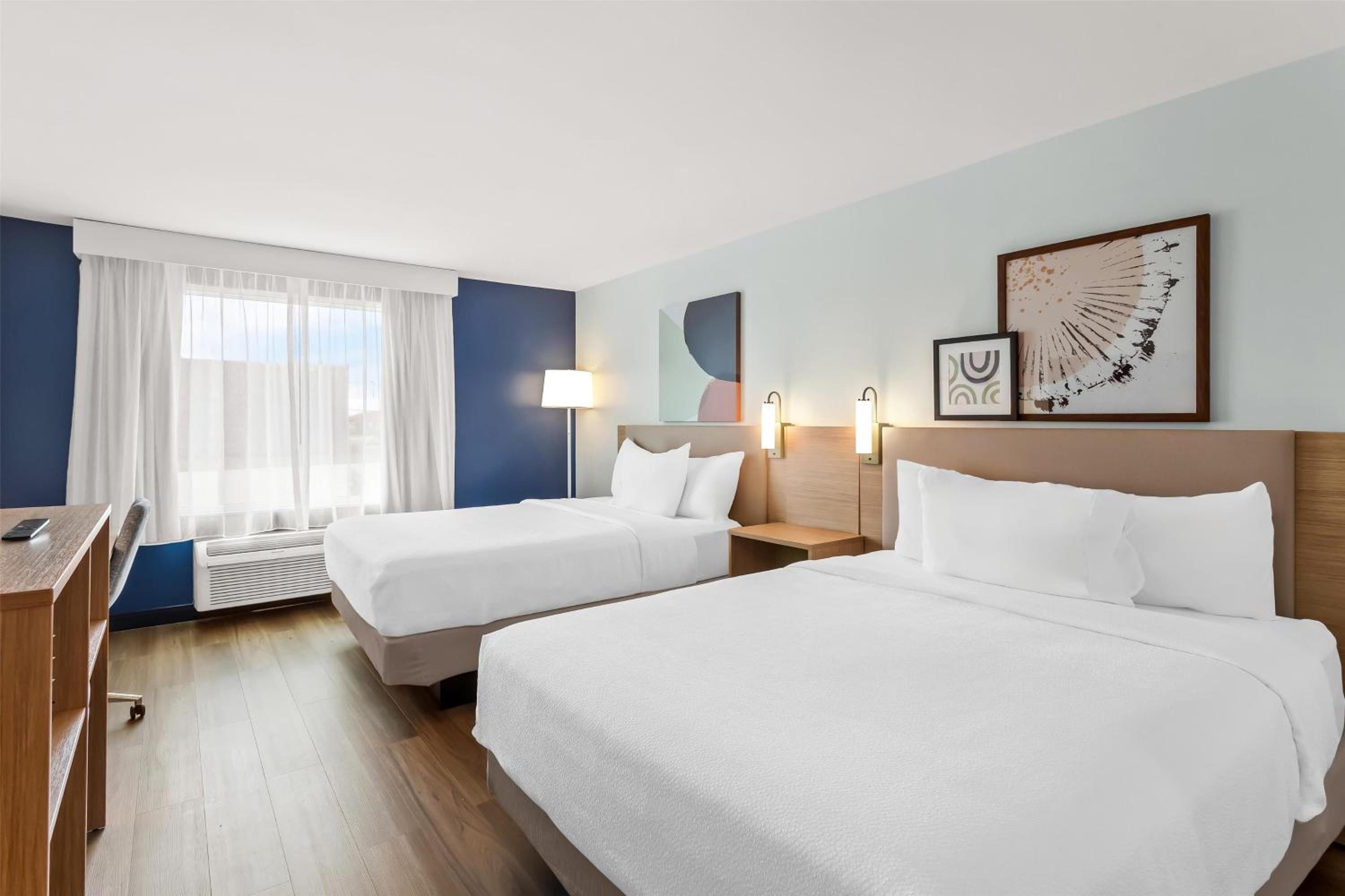 Queen Room with Two Queen Beds - Photo 2