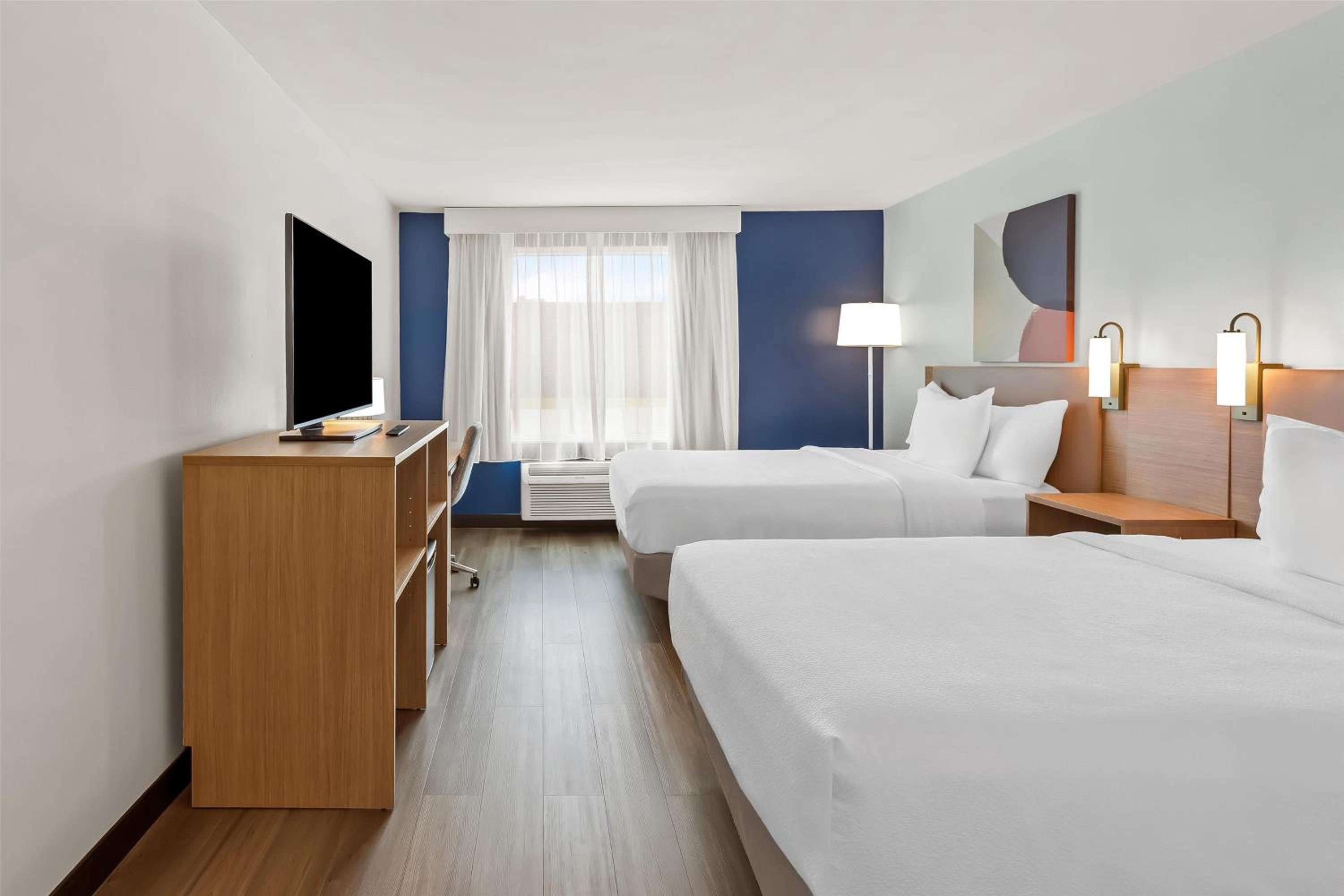 Queen Room with Two Queen Beds - Photo 1