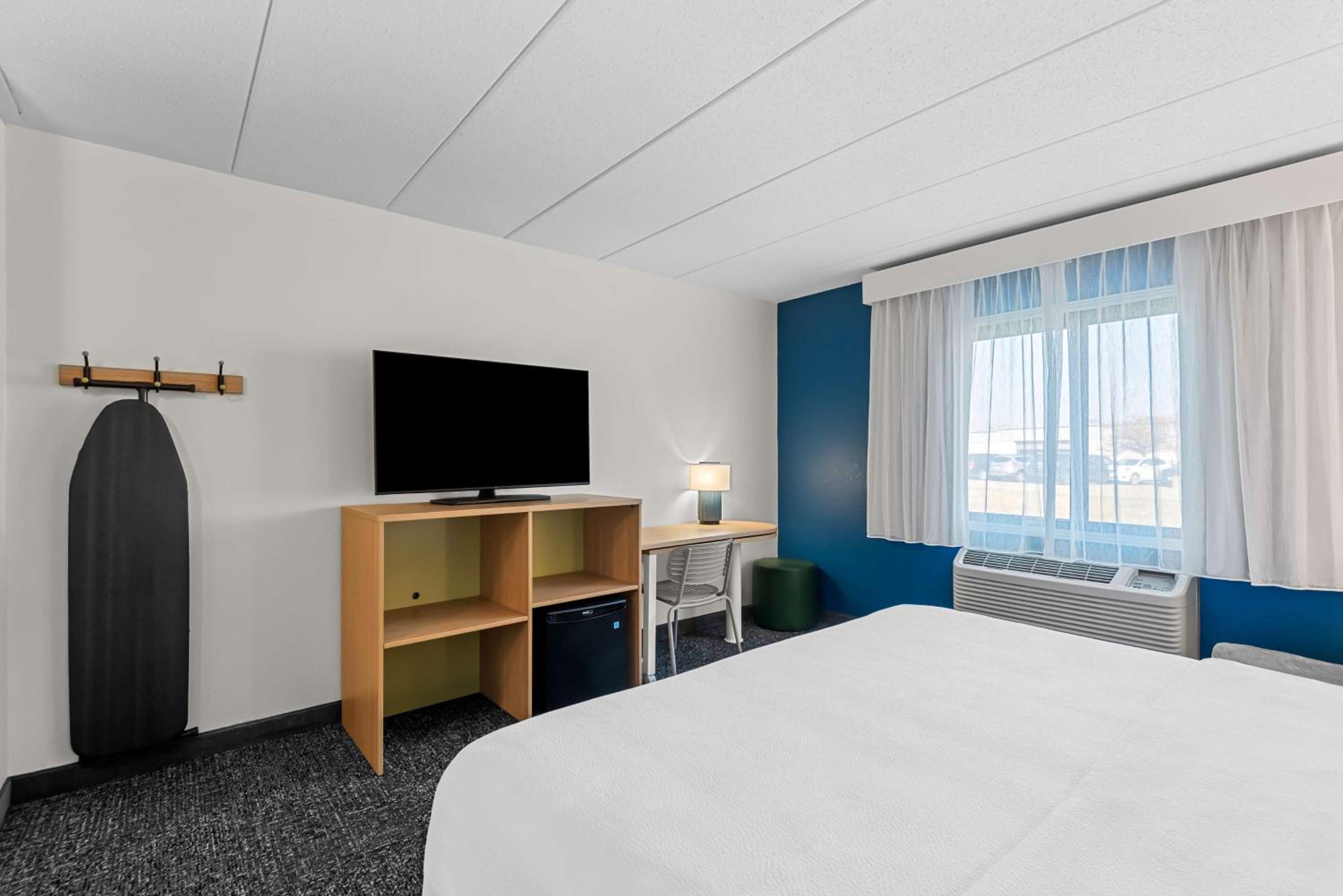 King Room with Roll-In Shower - Mobility Access
