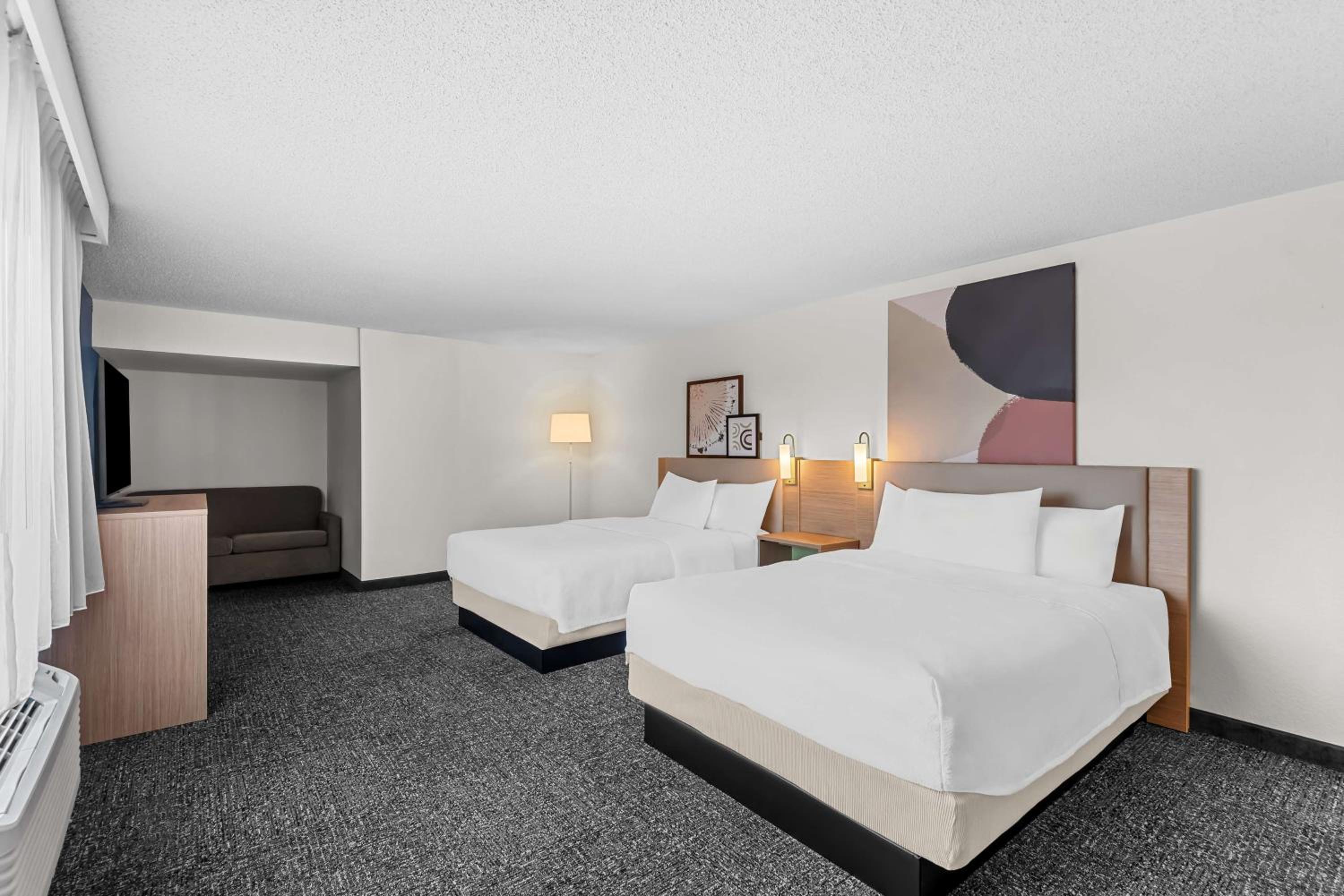 Queen Room with Two Queen Beds and Sofa Bed photo 2