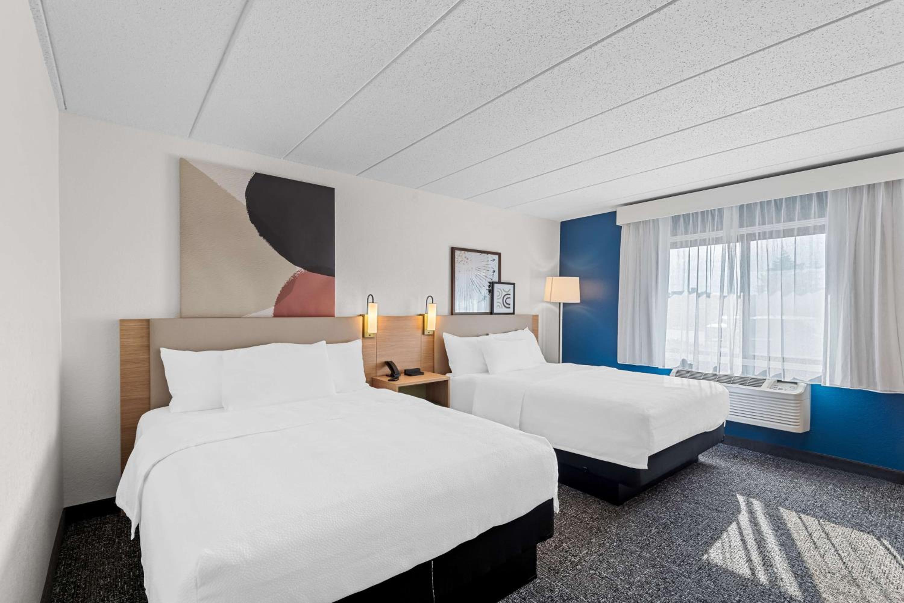 Queen Room with Two Queen Beds - Hearing Access photo 3