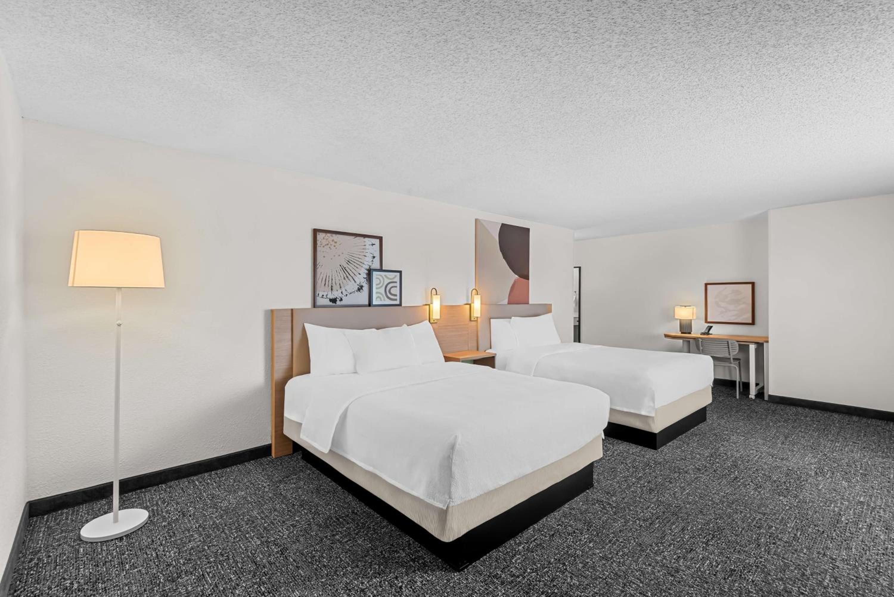 Queen Room with Two Queen Beds and Sofa Bed photo 3