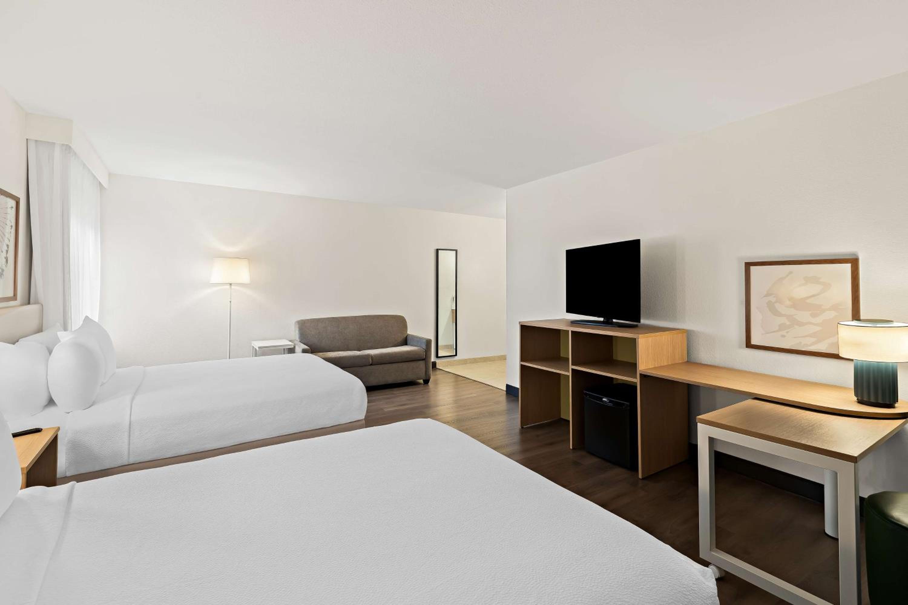 Queen Room with Two Queen Beds and Sofa Bed - Photo 2