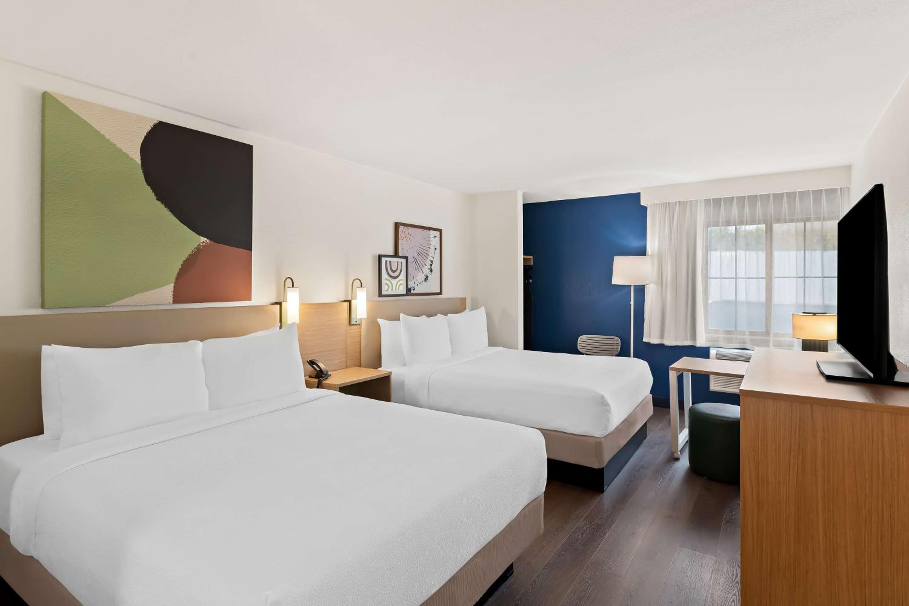 Queen Room with Two Queen Beds - Photo 2