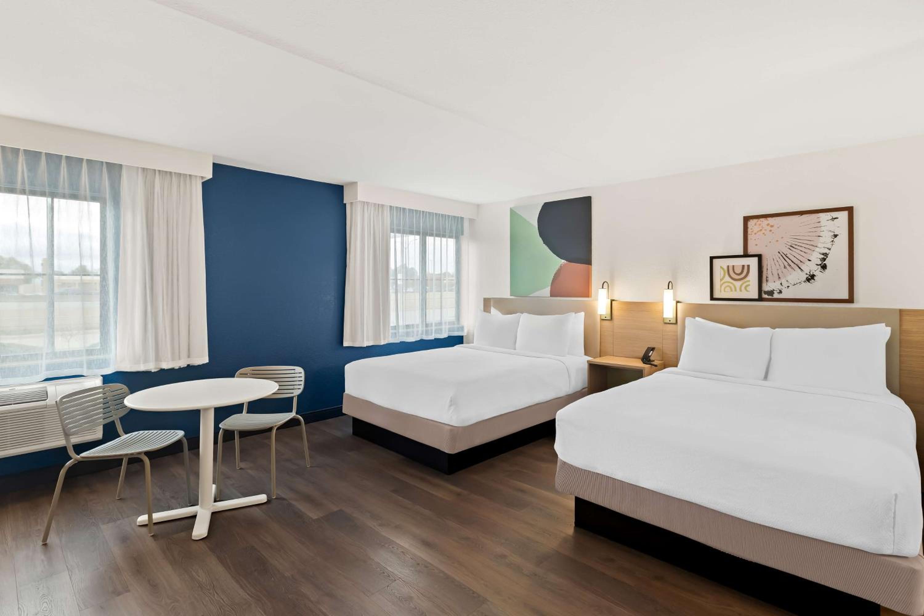 Queen Room with Two Queen Beds and Sofa Bed - Photo 4